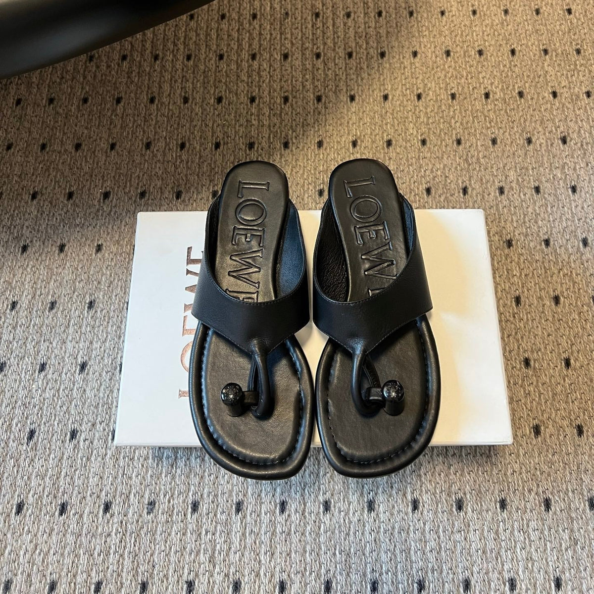 Loew 26 Flip-Flops Black in Cowhide 803536