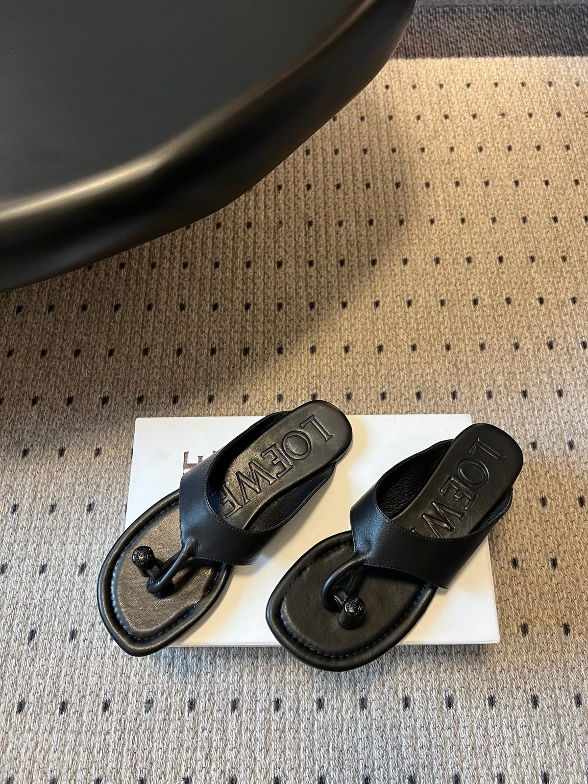 Loew 26 Flip-Flops Black in Cowhide 803536