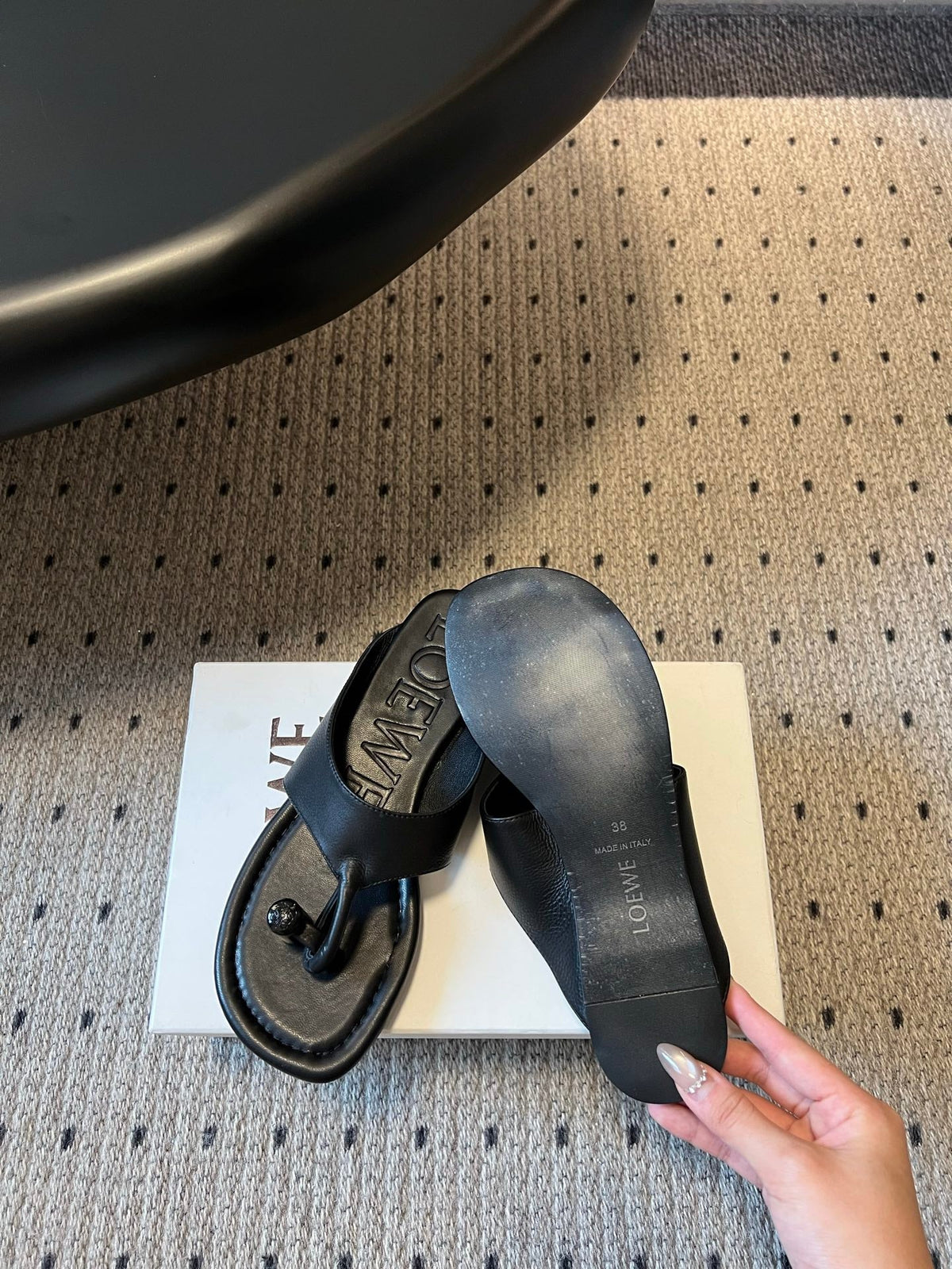 Loew 26 Flip-Flops Black in Cowhide 803536