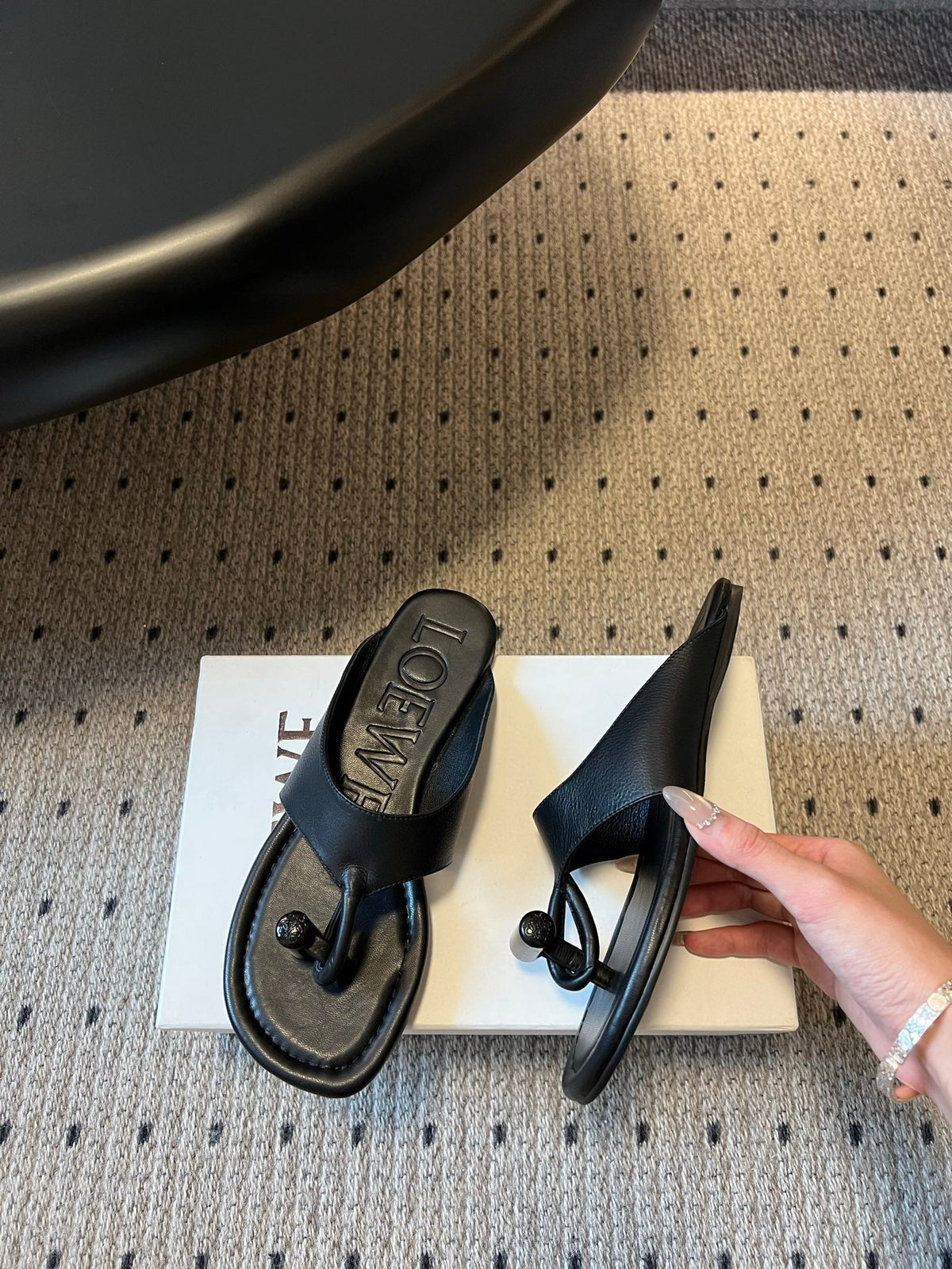Loew 26 Flip-Flops Black in Cowhide 803536