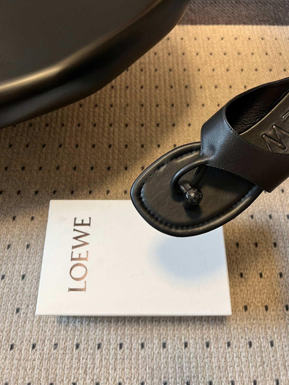 Loew 26 Flip-Flops Black in Cowhide 803536