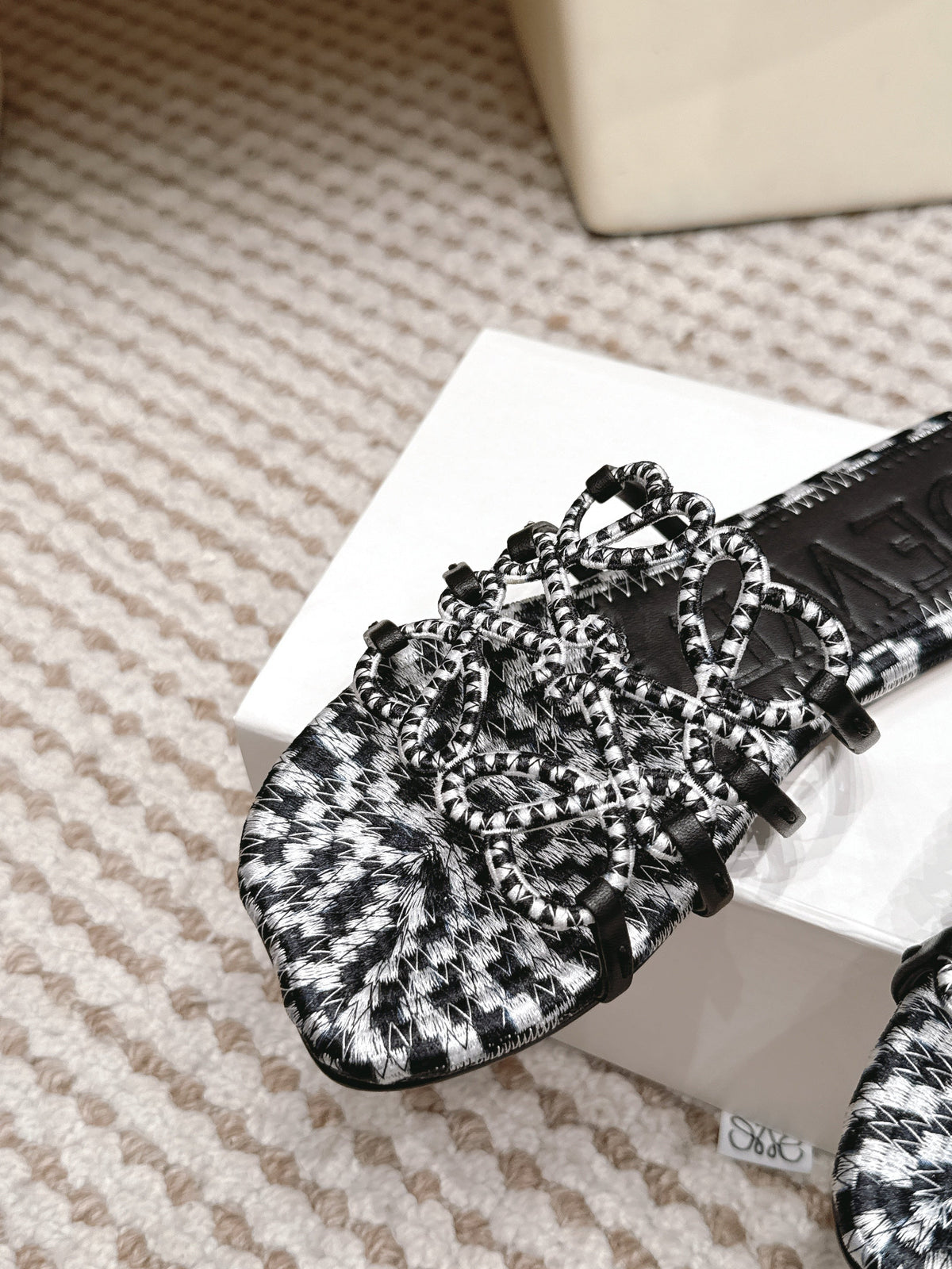 Loe 26 Openwork Woven Sandals White Black in Leather 813532
