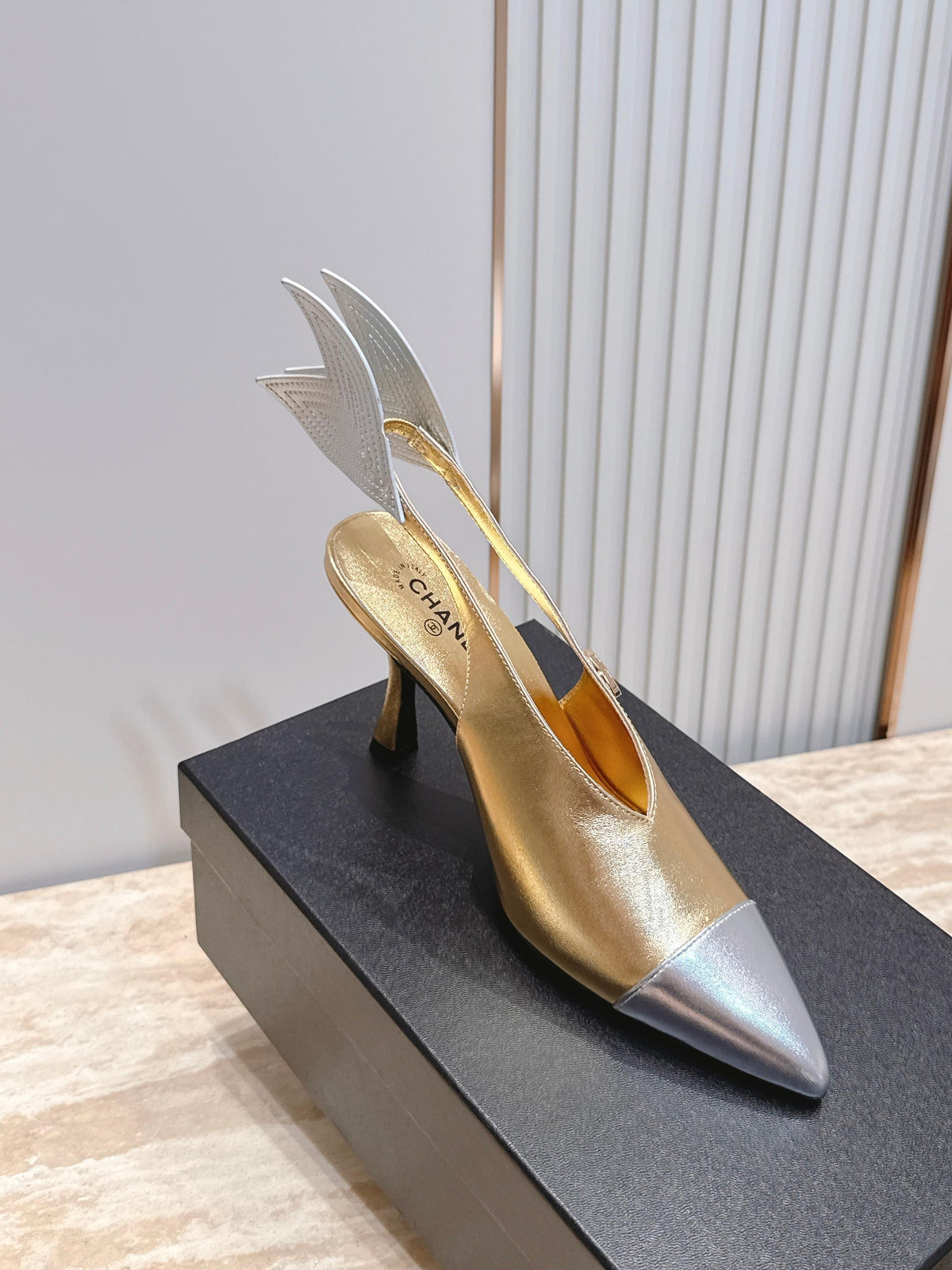 CC Métiers d'art 2026 Slingbacks 9.5cm Gold Metallic Lambskin 898983