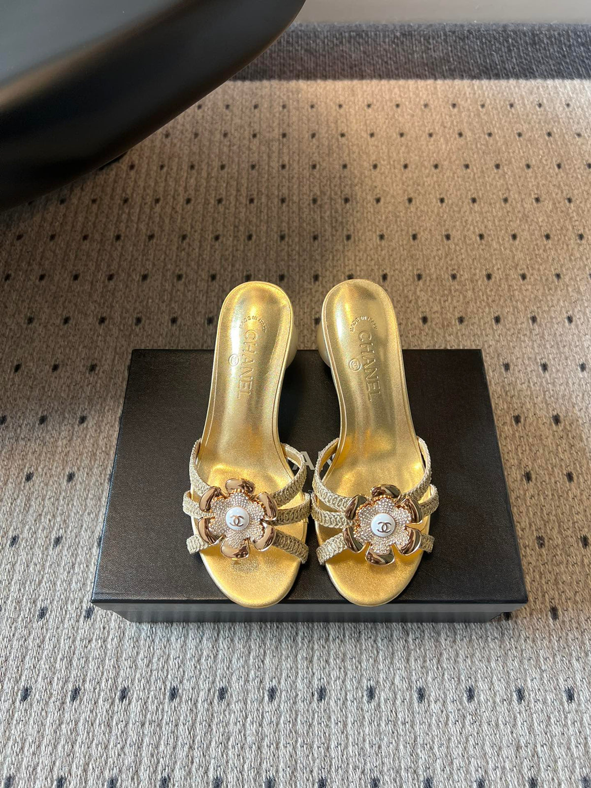 CC 2026s Pearl Camellia Sandals 7cm Gold Cowhide 719456