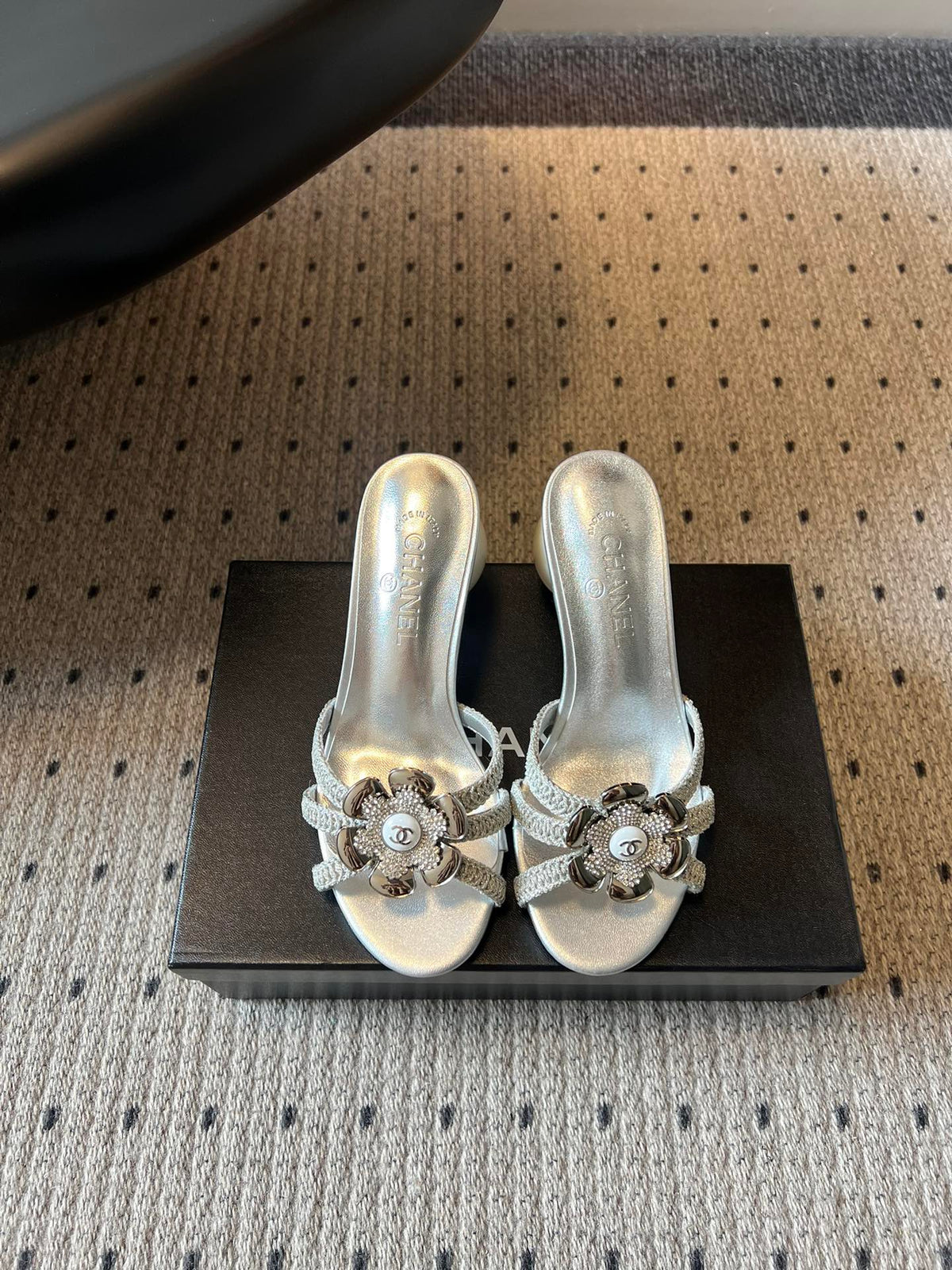 CC 2026s Pearl Camellia Sandals 7cm Sliver Cowhide 719457