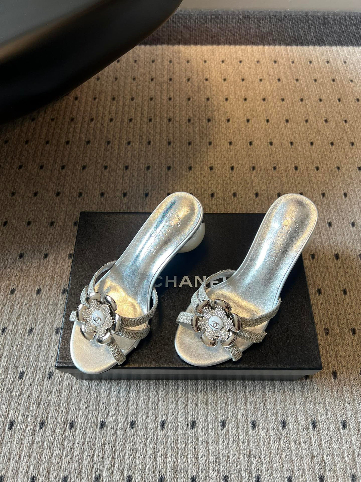 CC 2026s Pearl Camellia Sandals 7cm Sliver Cowhide 719457