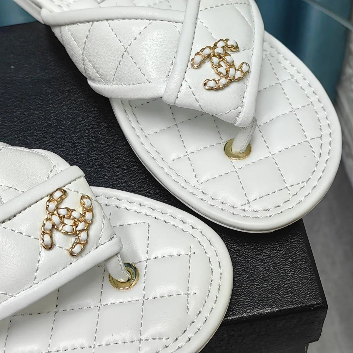 Chanel 26P Flip-Flops White in Calfskin 712309