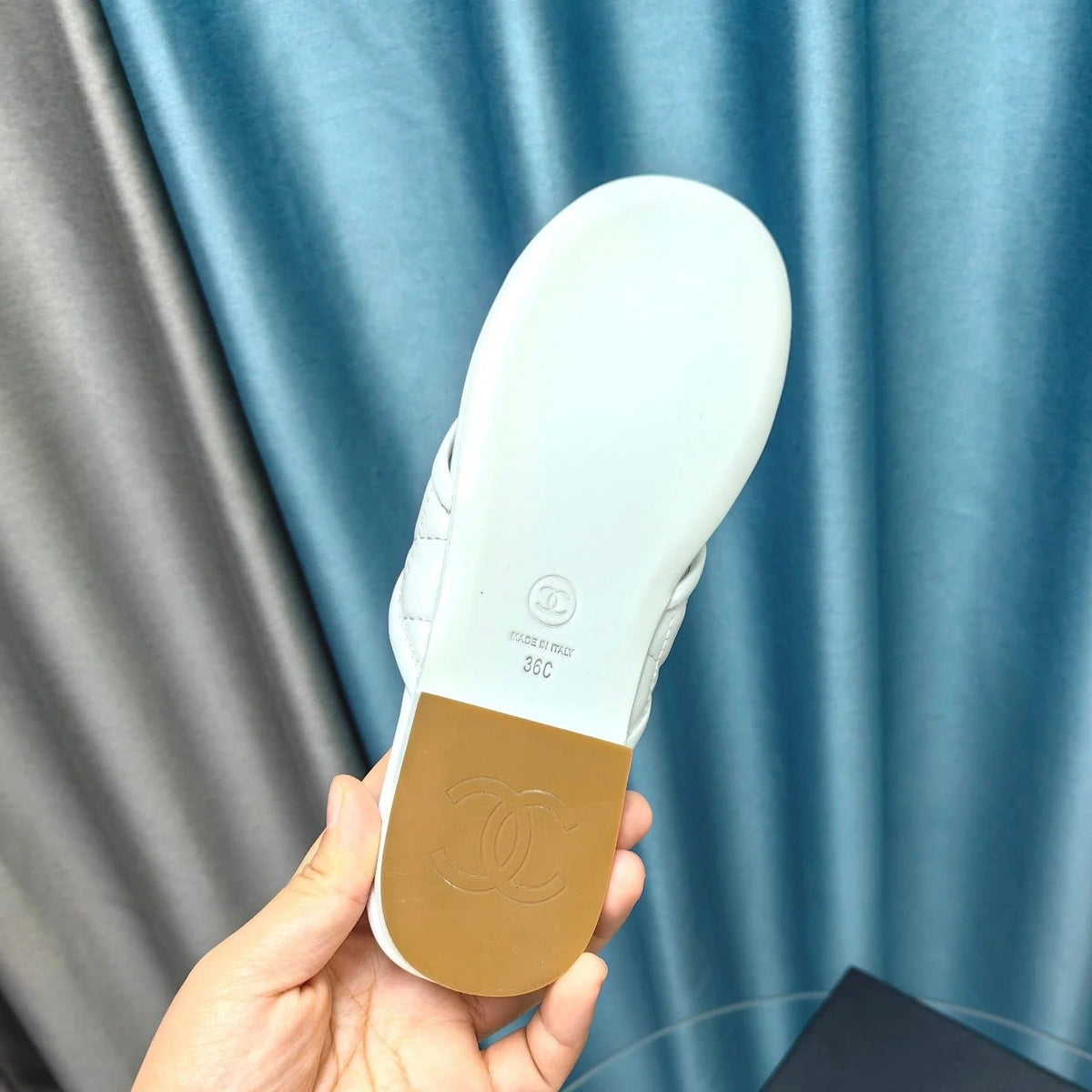 Chanel 26P Flip-Flops White in Calfskin 712309