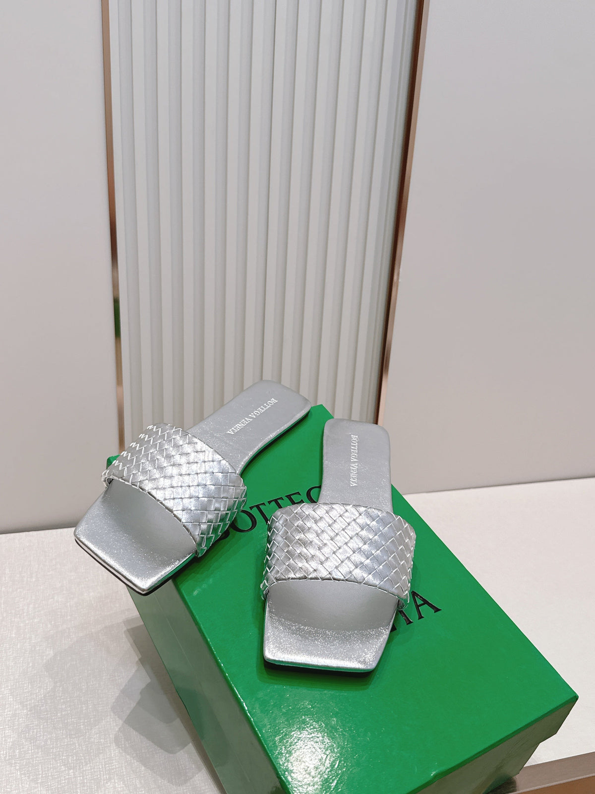 BV Parco Slide Sliver Intrecciato Woven Leather 798042