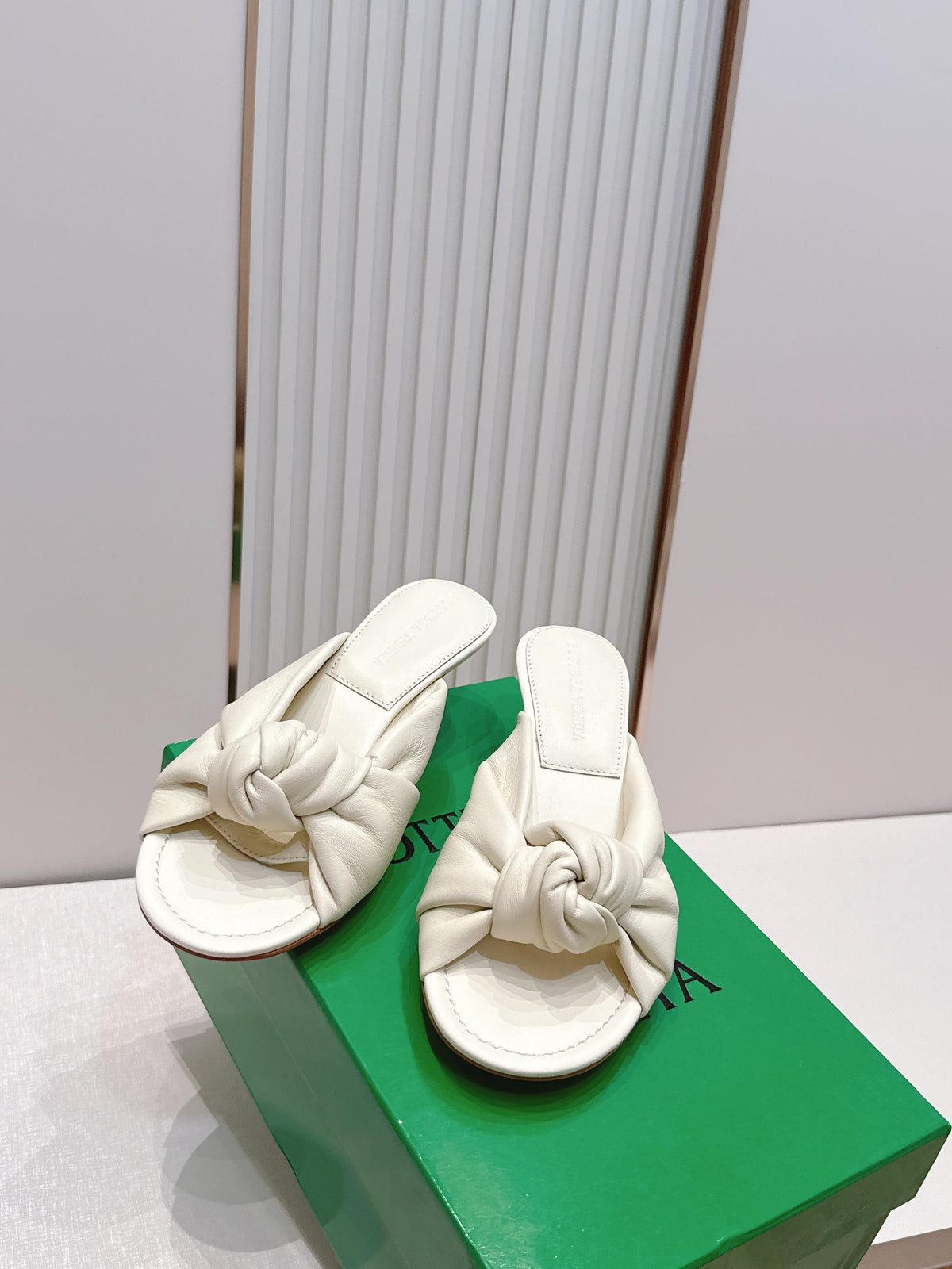 BV Maroon Knotted Slides 5.5cm White Leather 798053