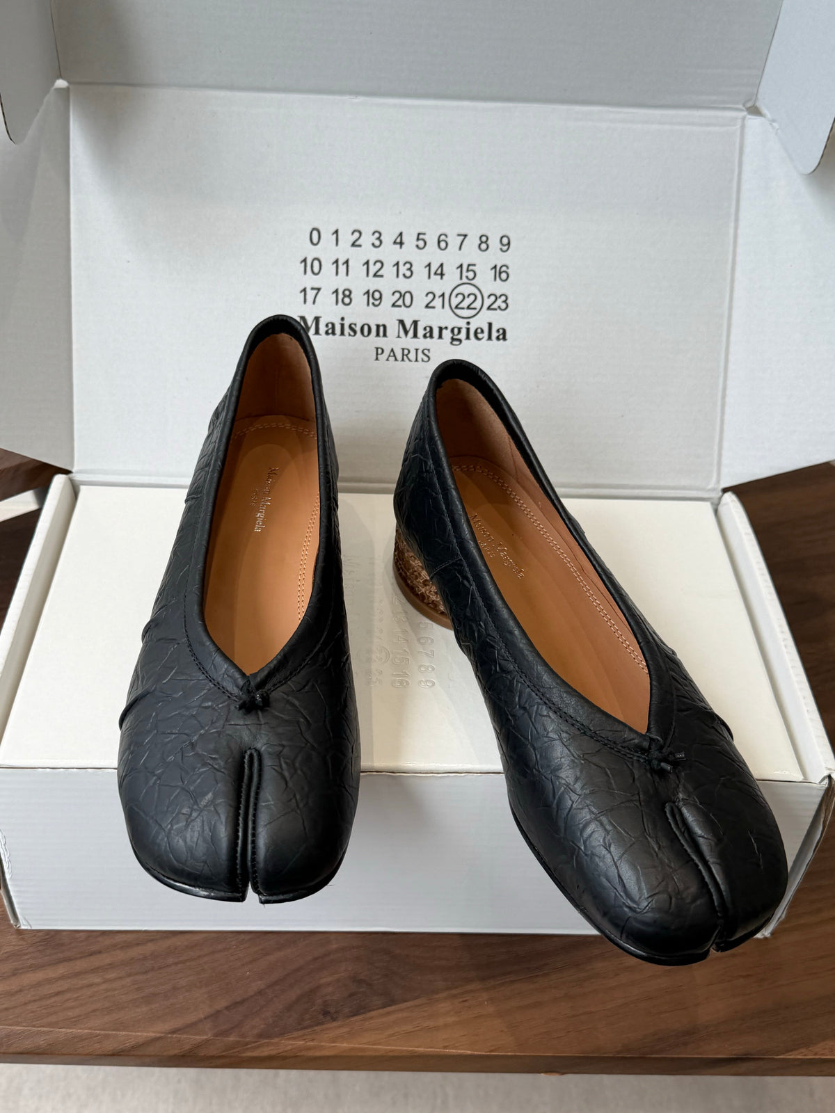 MM6 Split Toe Low Heel 3cm Black Textured Leather 890033