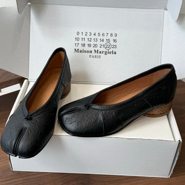 MM6 Split Toe Low Heel 3cm Black Textured Leather 890033