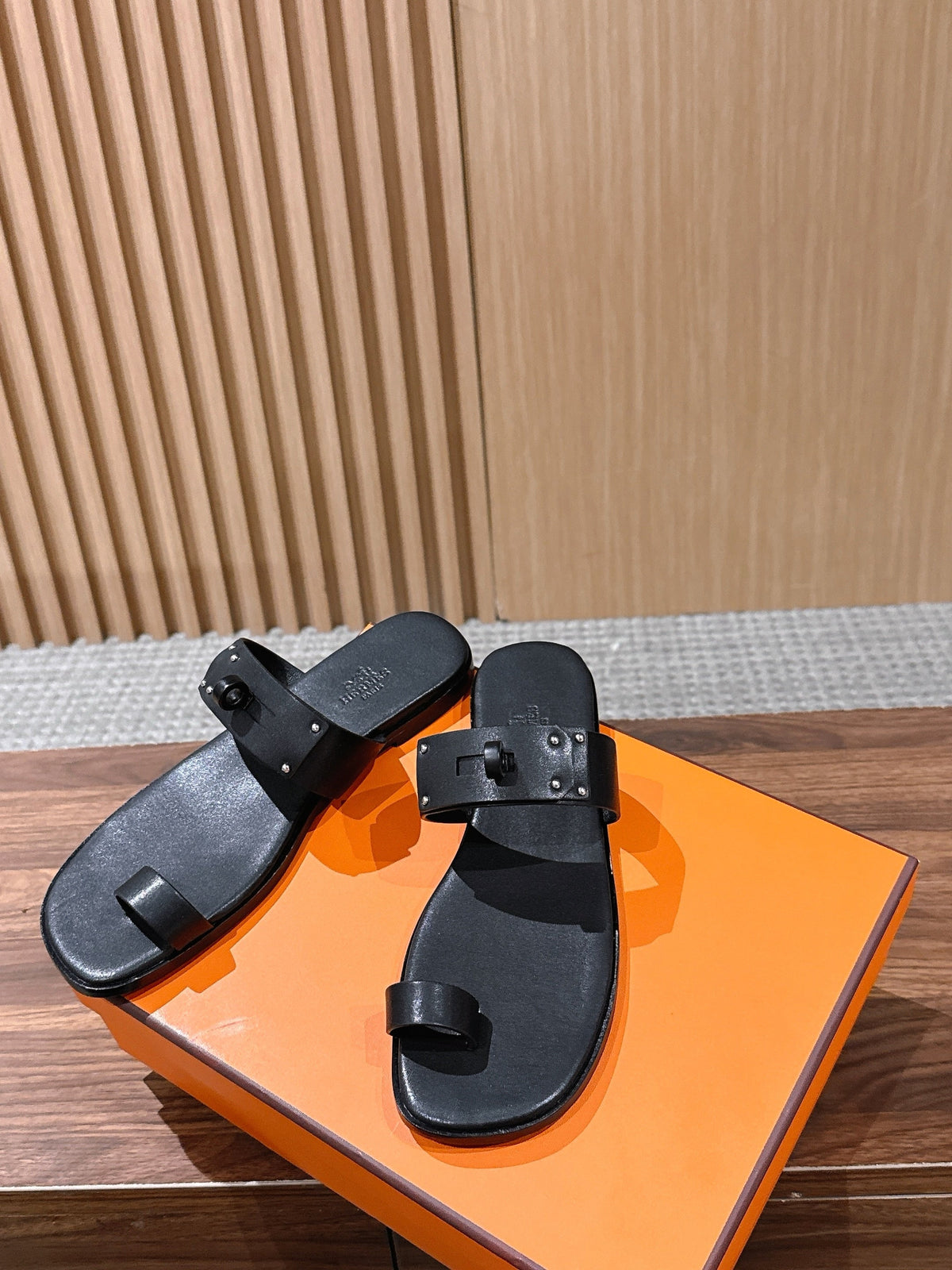 HM July Sandal Black Sheepskin 795944