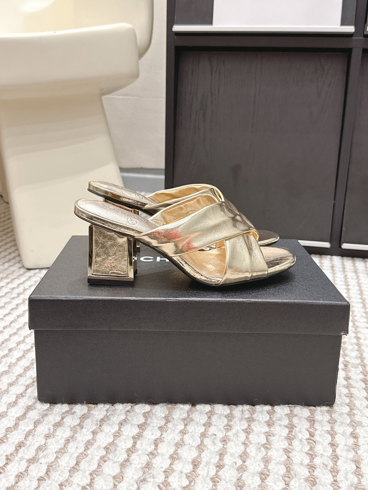 CC High-Heeled Cross-Strap Sandals 7.5cm Gold Glossy Leather 721587