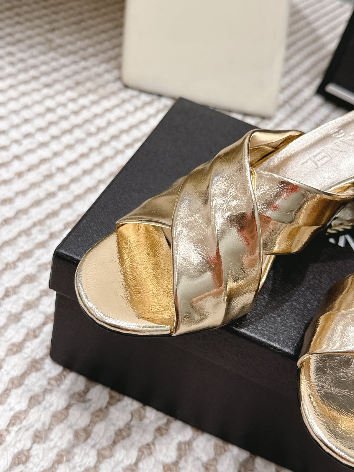 CC High-Heeled Cross-Strap Sandals 7.5cm Gold Glossy Leather 721587