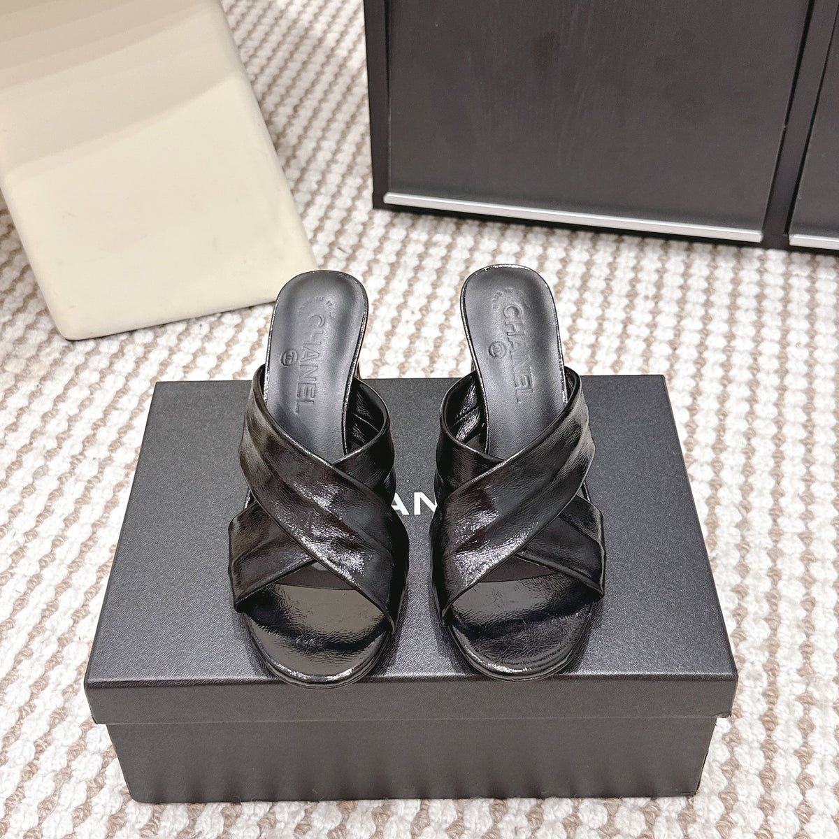 CC High-Heeled Cross-Strap Sandals 7.5cm Black Glossy Leather 721589