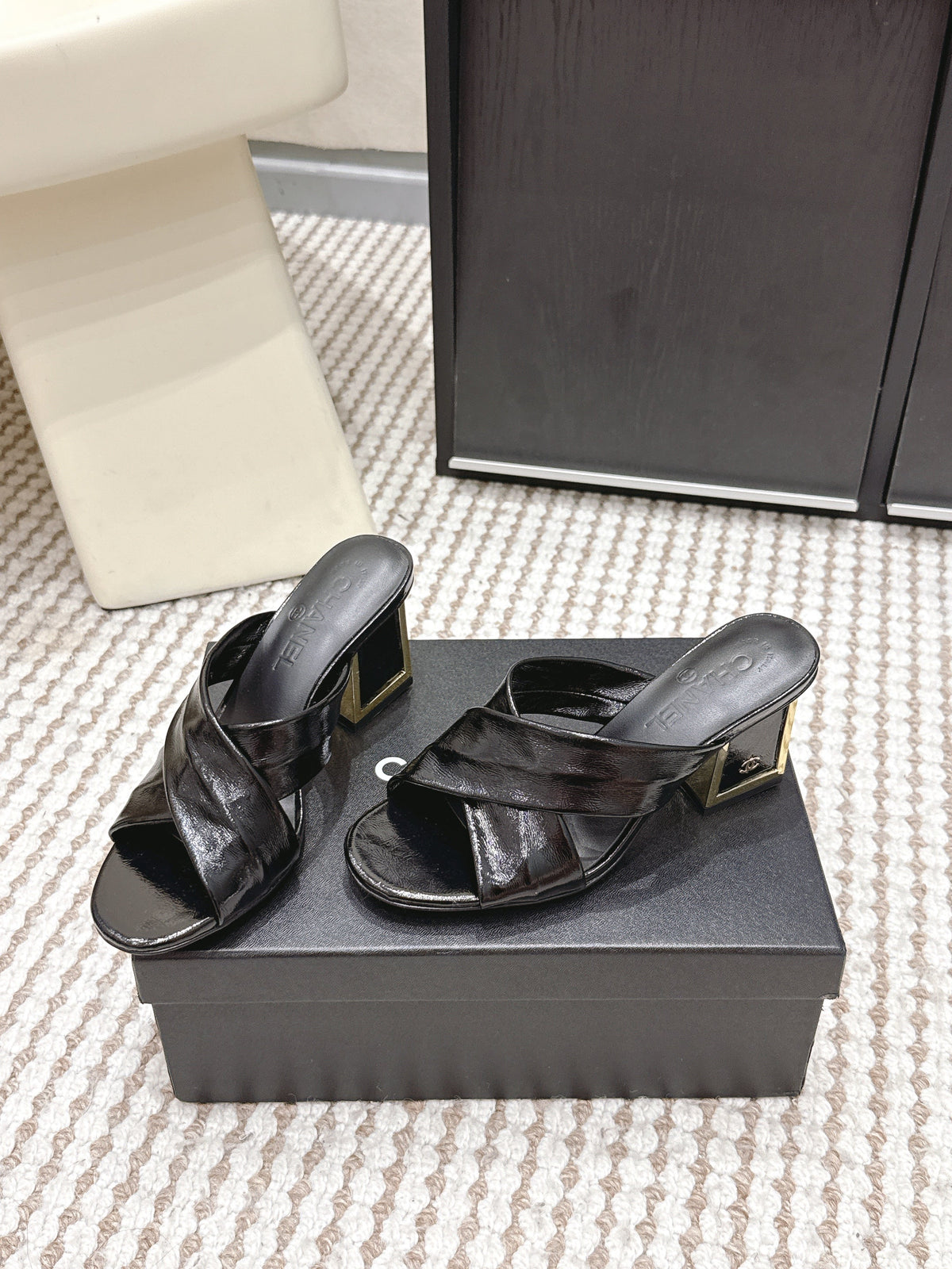 CC High-Heeled Cross-Strap Sandals 7.5cm Black Glossy Leather 721589