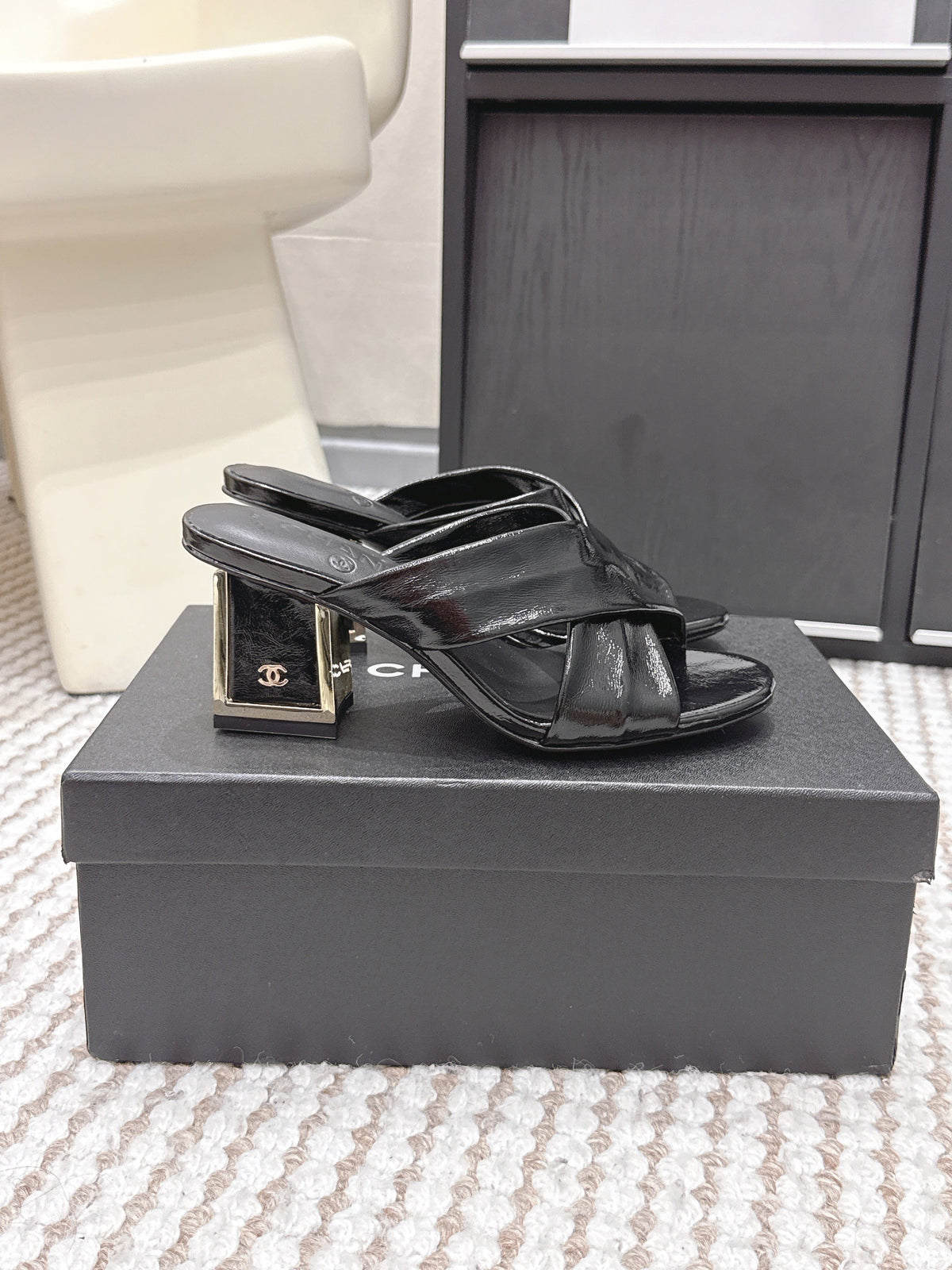 CC High-Heeled Cross-Strap Sandals 7.5cm Black Glossy Leather 721589