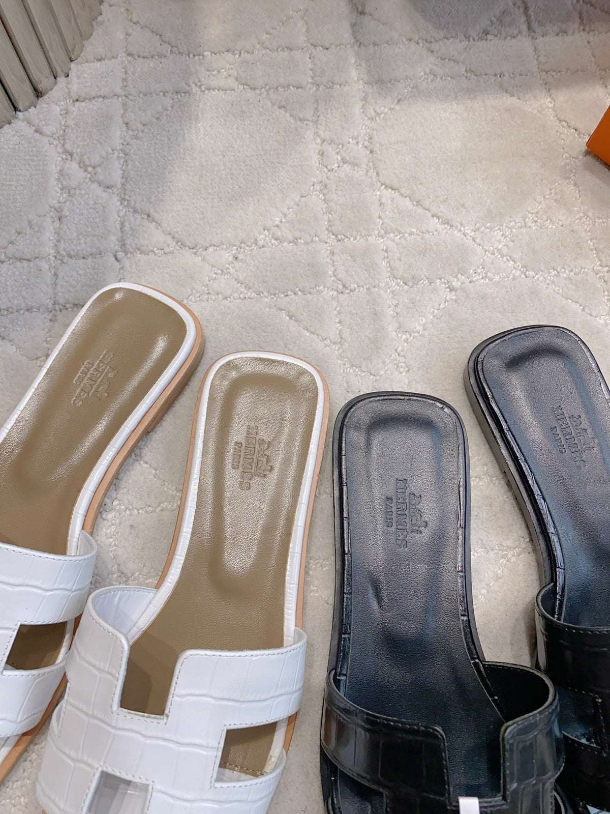 HM 26s Oran Sandal White Alligator Embossed Leather 724327