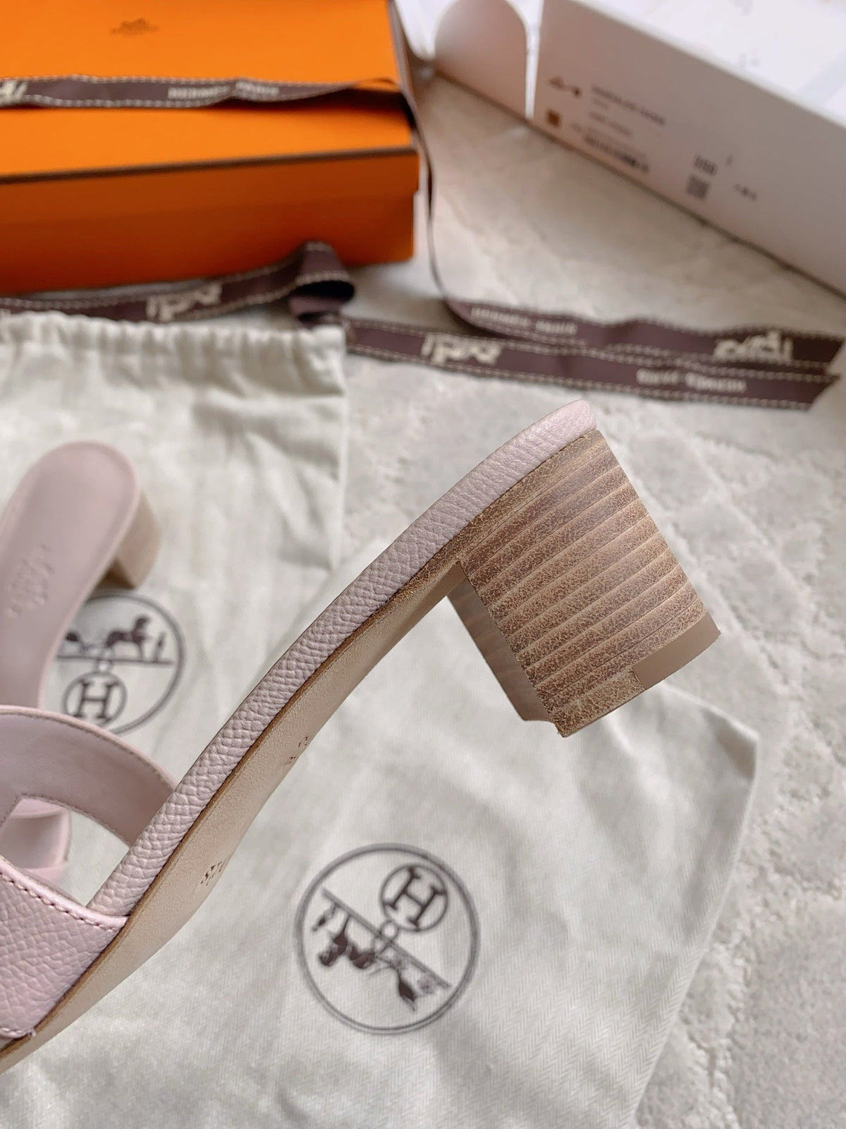 HM 26s Oran Sandal Silver Pink Espom Goatskin 724274