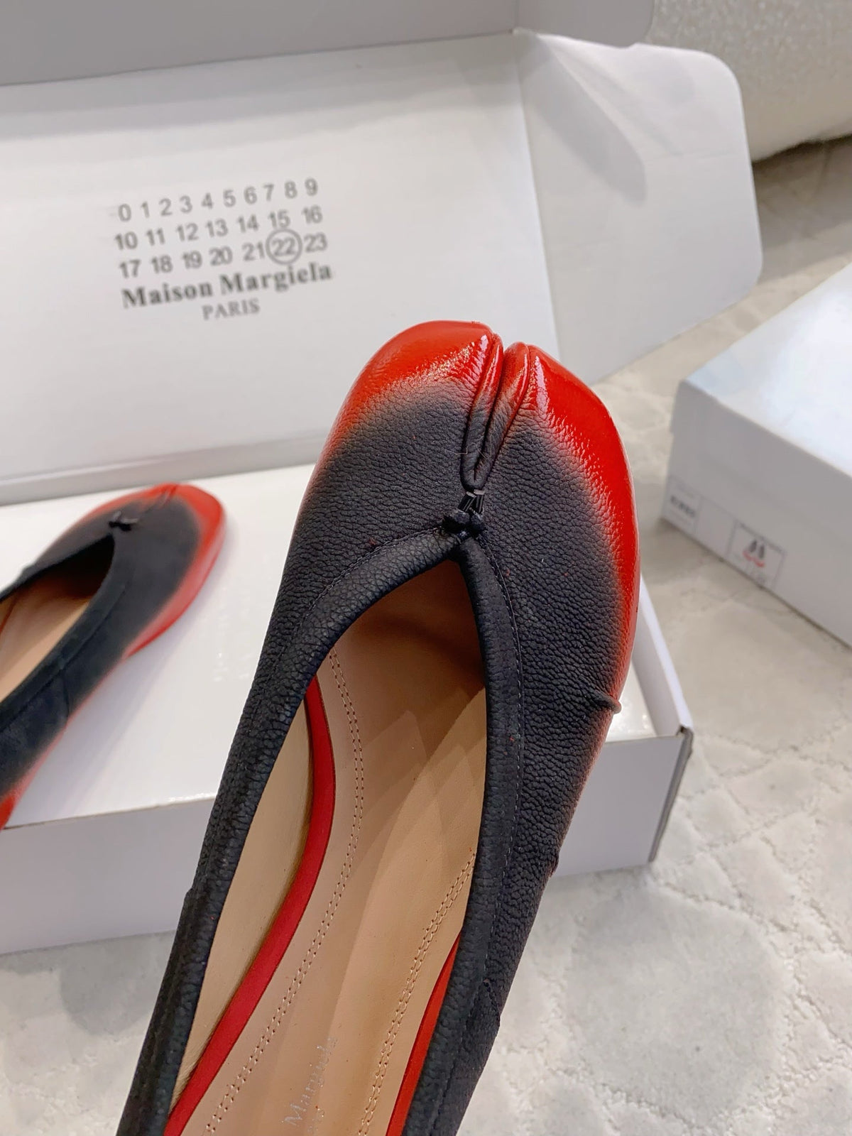 Maison Margie Split-Toe Ballet Flats Red Black Cowhide 724741