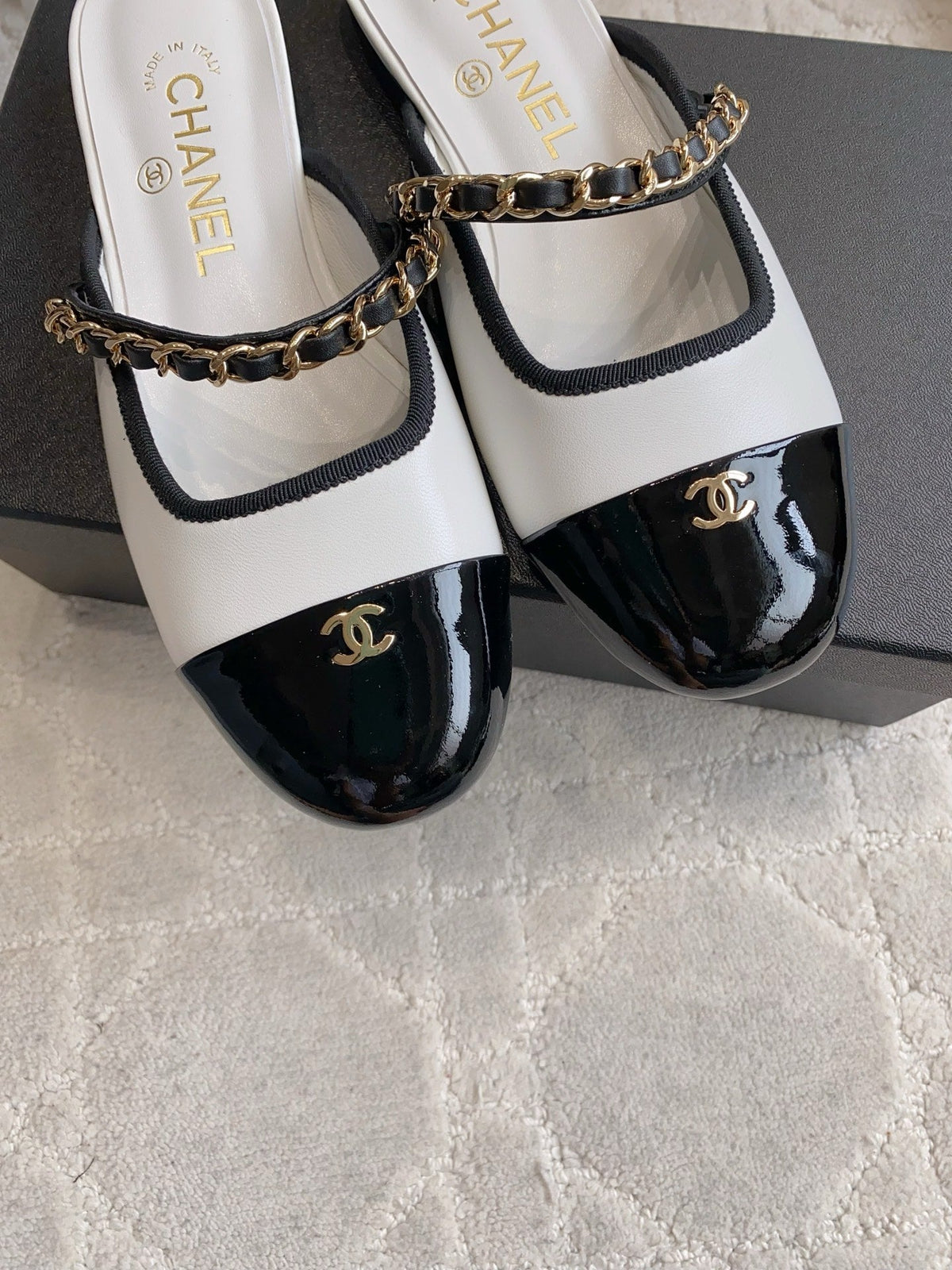 CC 2026s Chain Flat Mules Black White Leather 723677