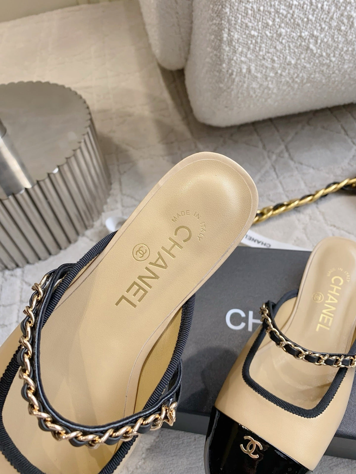 CC 2026s Chain Flat Mules Black Beige Leather 723675