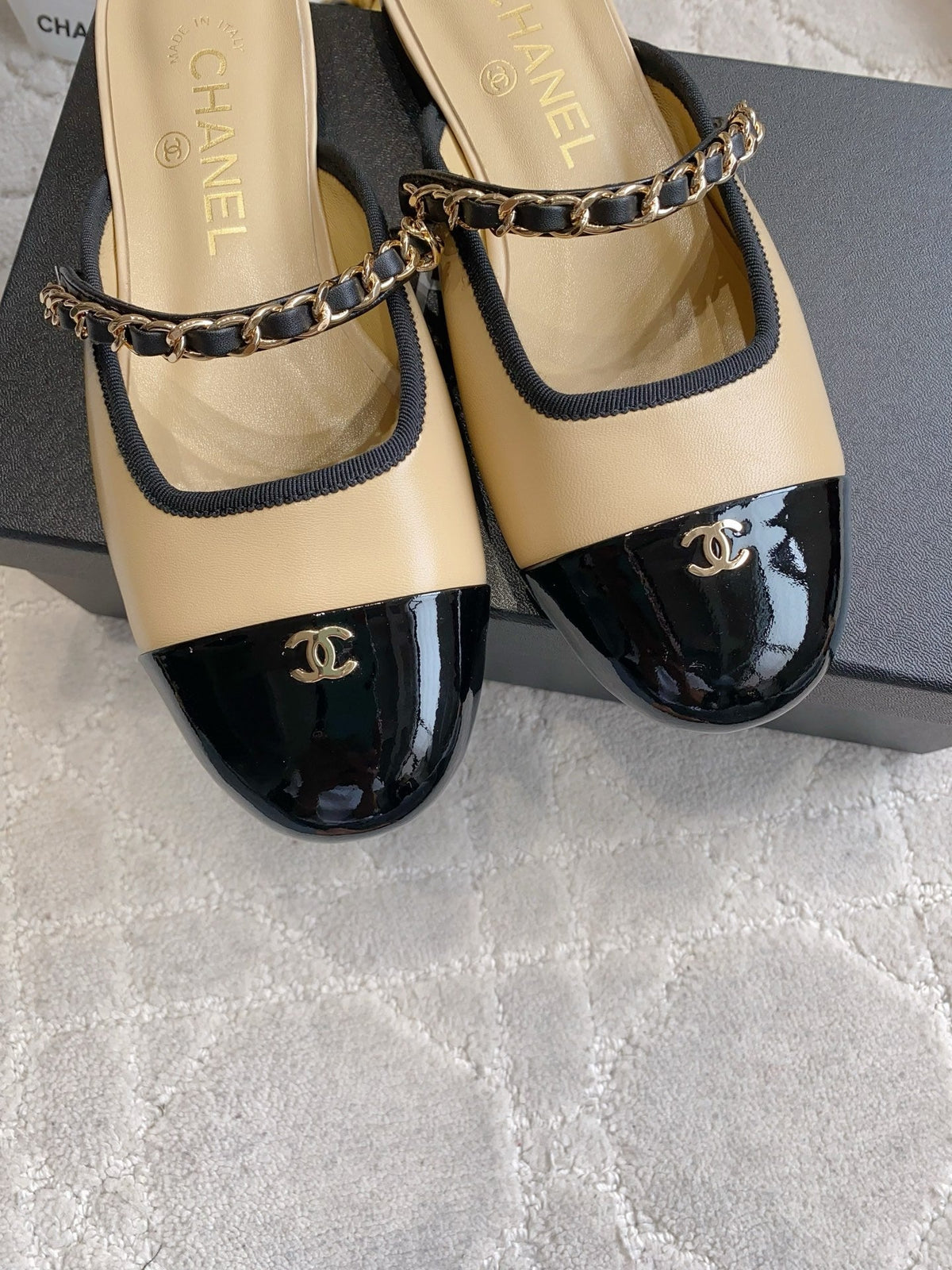 CC 2026s Chain Flat Mules Black Beige Leather 723675
