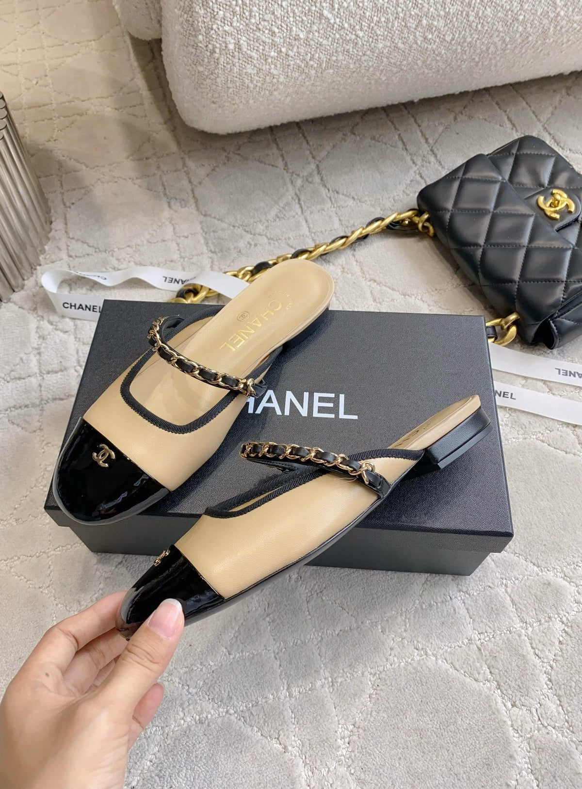 CC 2026s Chain Flat Mules Black Beige Leather 723675