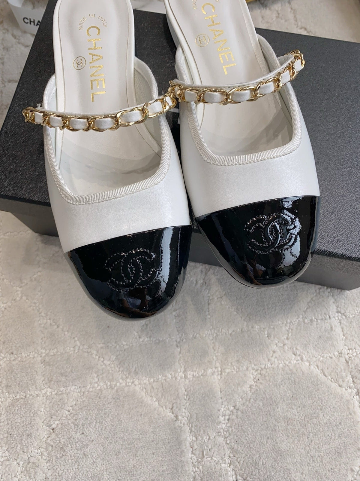CC 2026s Chain Flat Mules  Black White Leather 723678