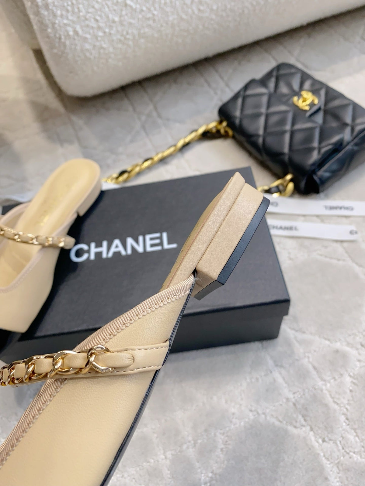 CC 2026s Chain Flat Mules Black Beige Leather 723676