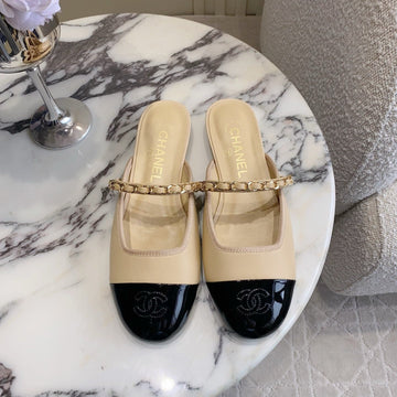 CC 2026s Chain Flat Mules Black Beige Leather 723676