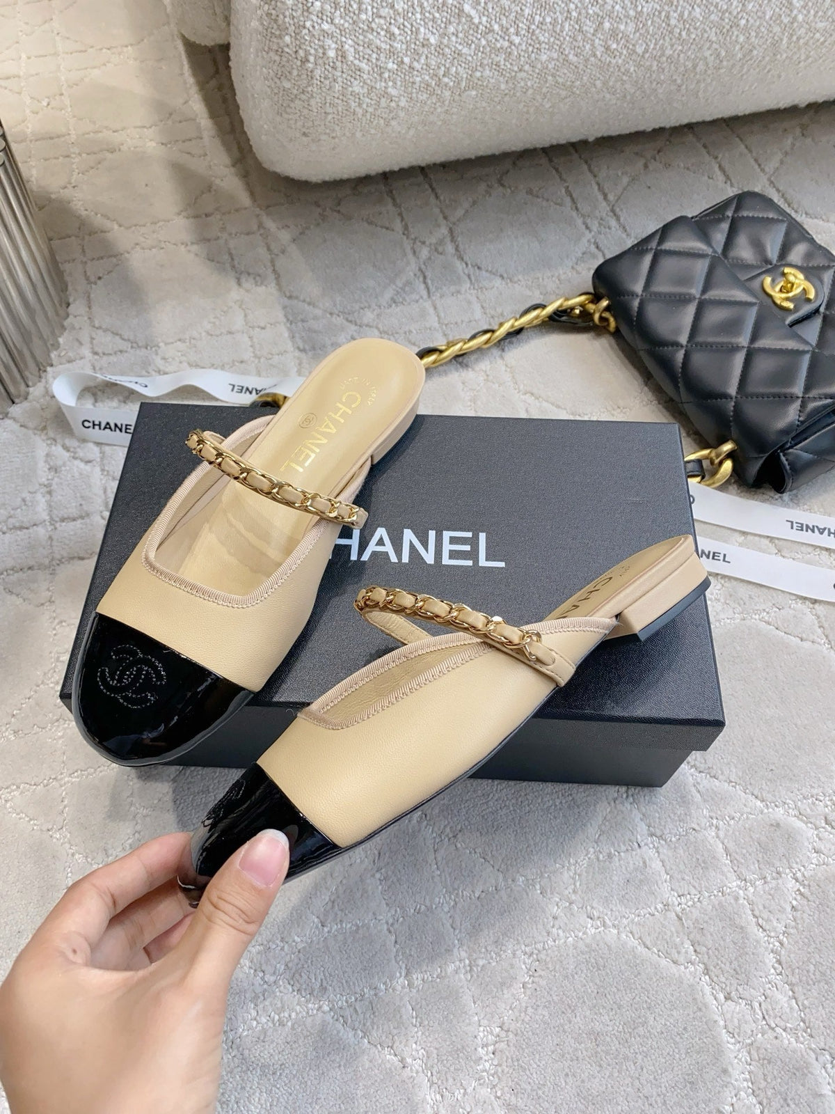 CC 2026s Chain Flat Mules Black Beige Leather 723676