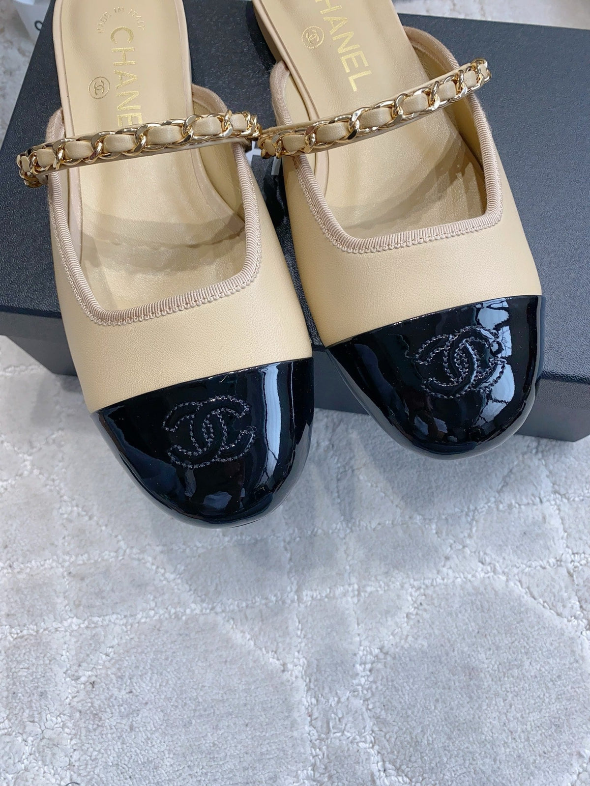 CC 2026s Chain Flat Mules Black Beige Leather 723676