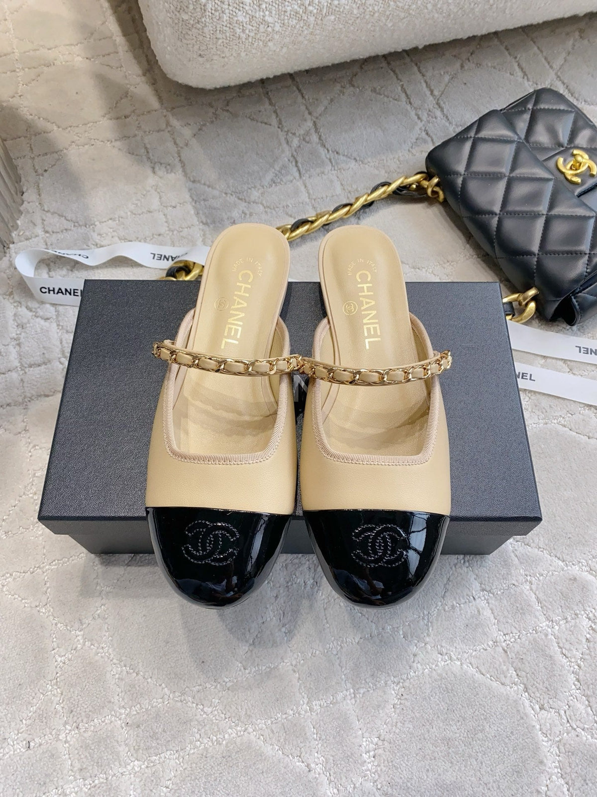 CC 2026s Chain Flat Mules Black Beige Leather 723676