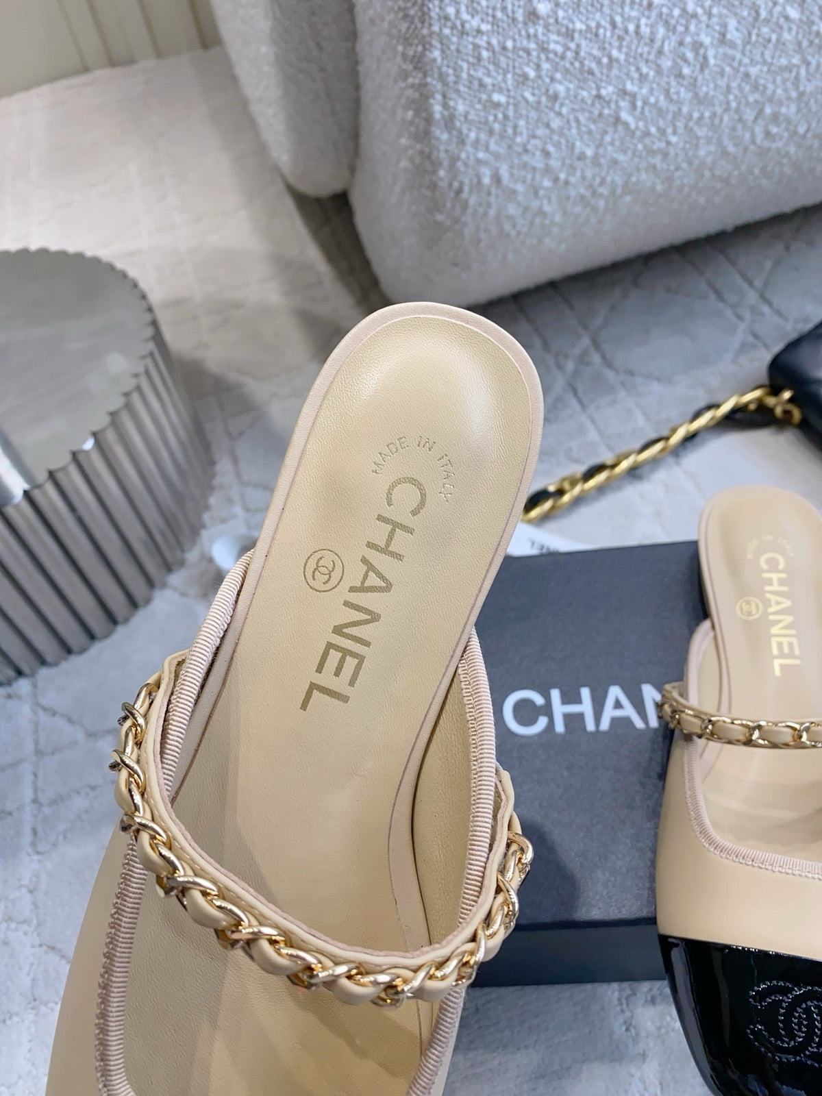 CC 2026s Chain Flat Mules Black Beige Leather 723676
