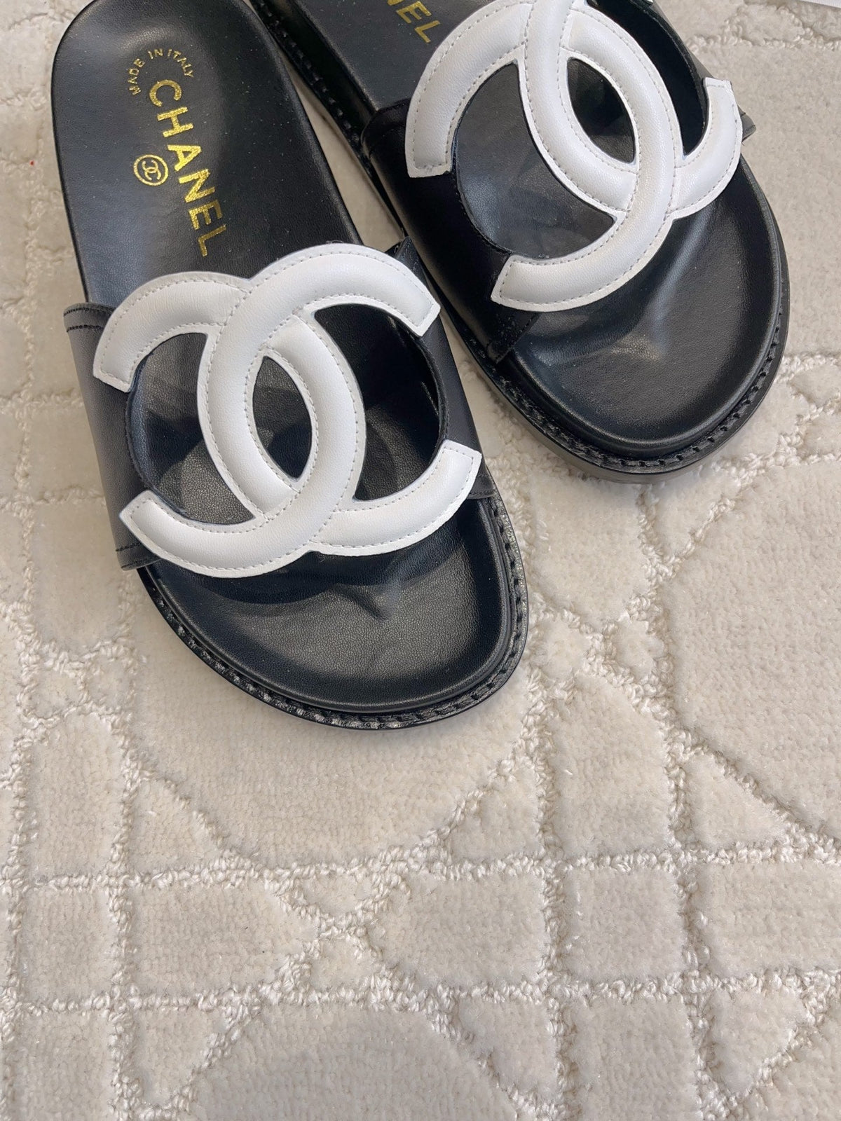 CC Logo Slide Black Lambskin 723797