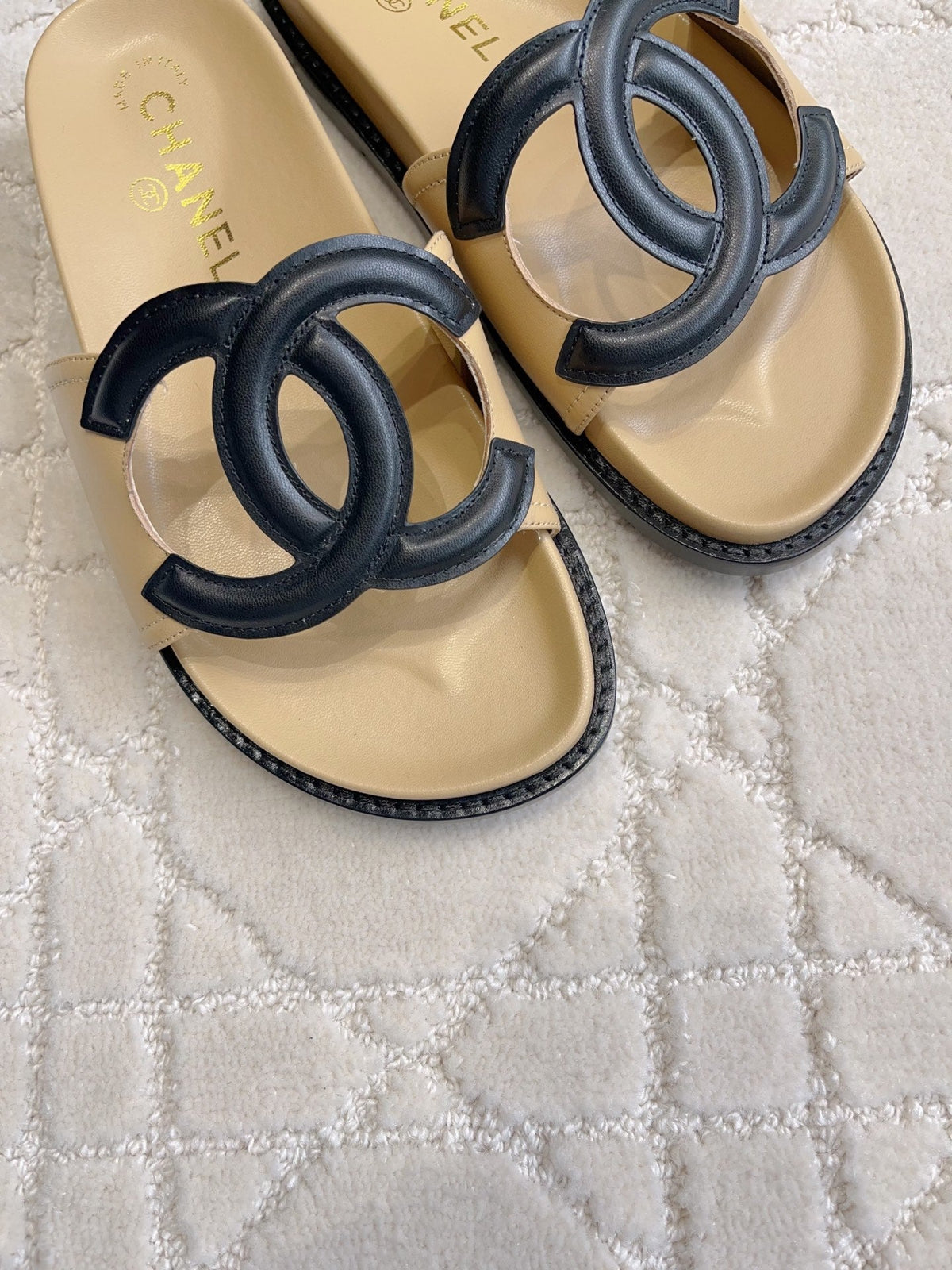 CC Logo Slide Beige Lambskin 723798