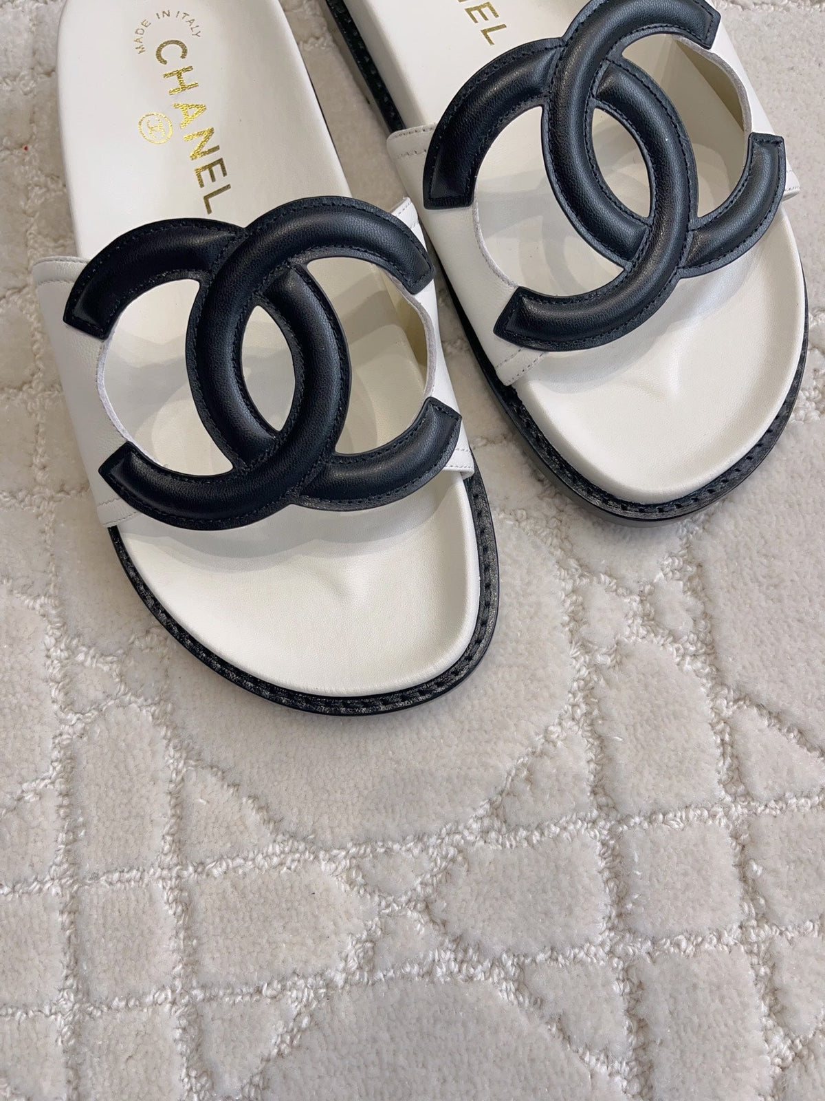 CC Logo Slide White Lambskin 723799