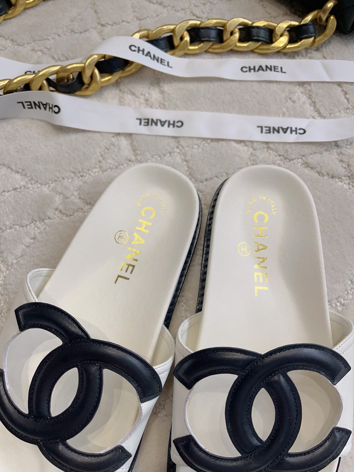 CC Logo Slide White Lambskin 723799