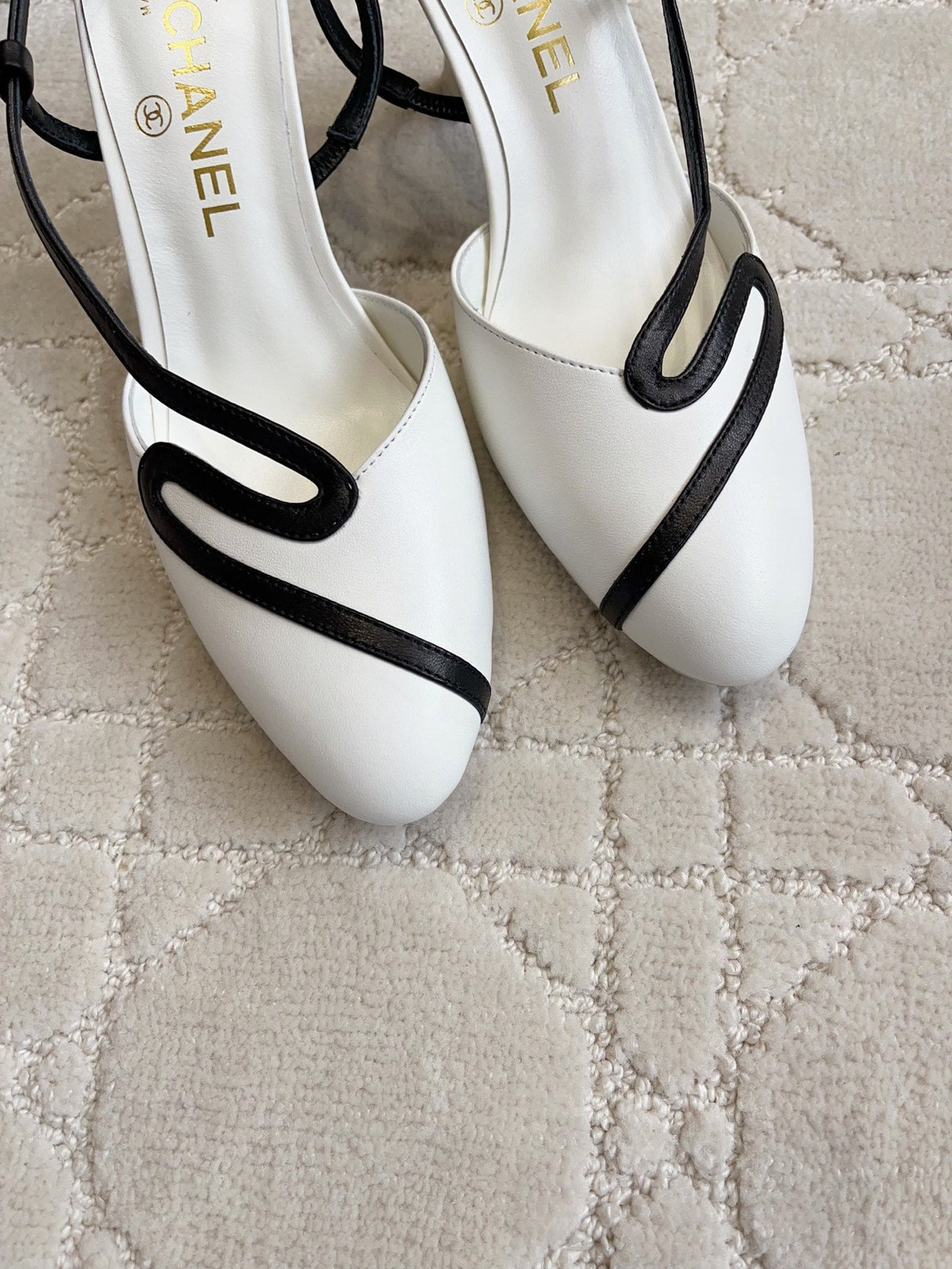 CC Métiers d'art 2026 Slingback 7.5cm White Black Lambskin 808102