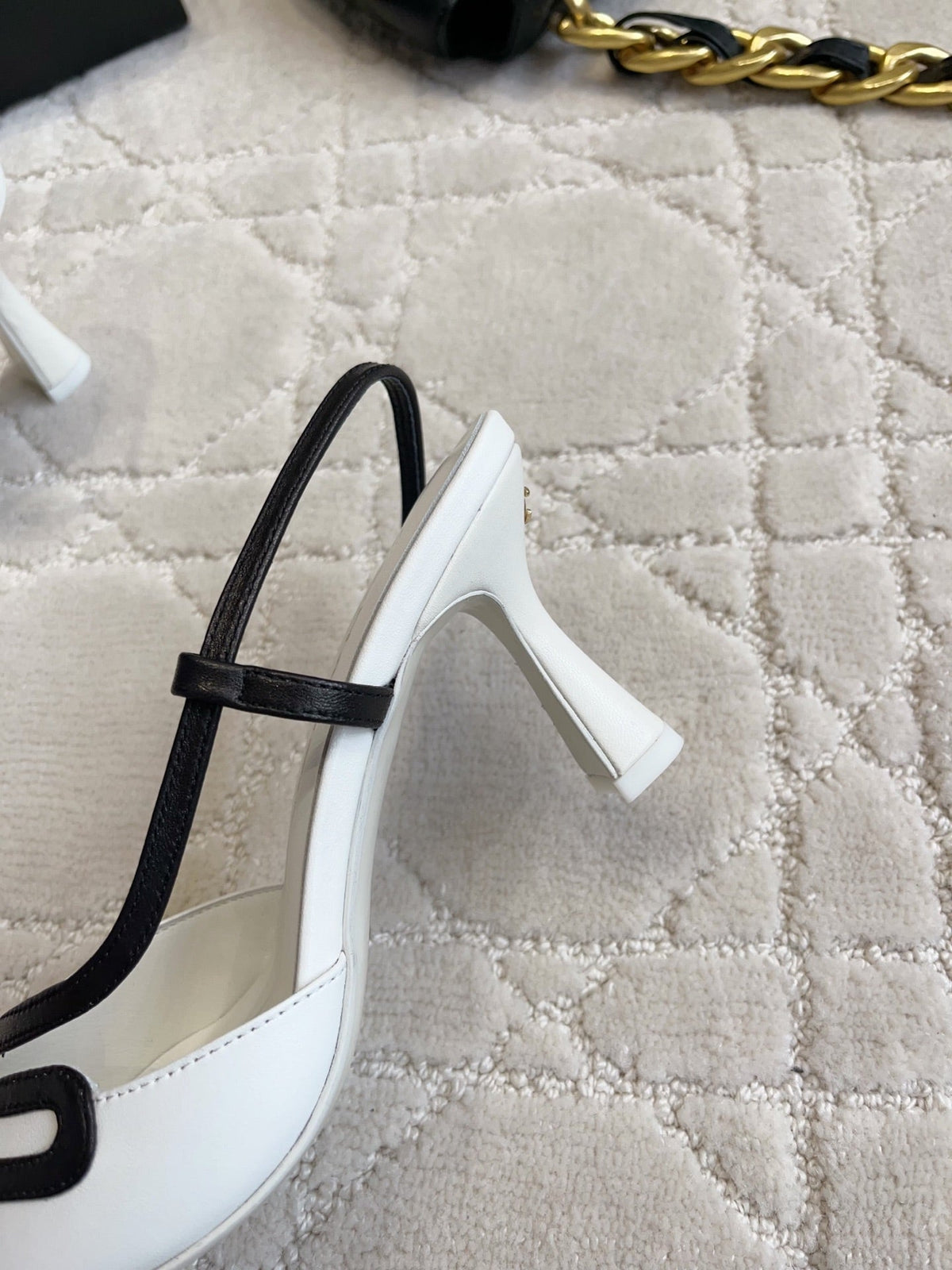 CC Métiers d'art 2026 Slingback 7.5cm White Black Lambskin 808102