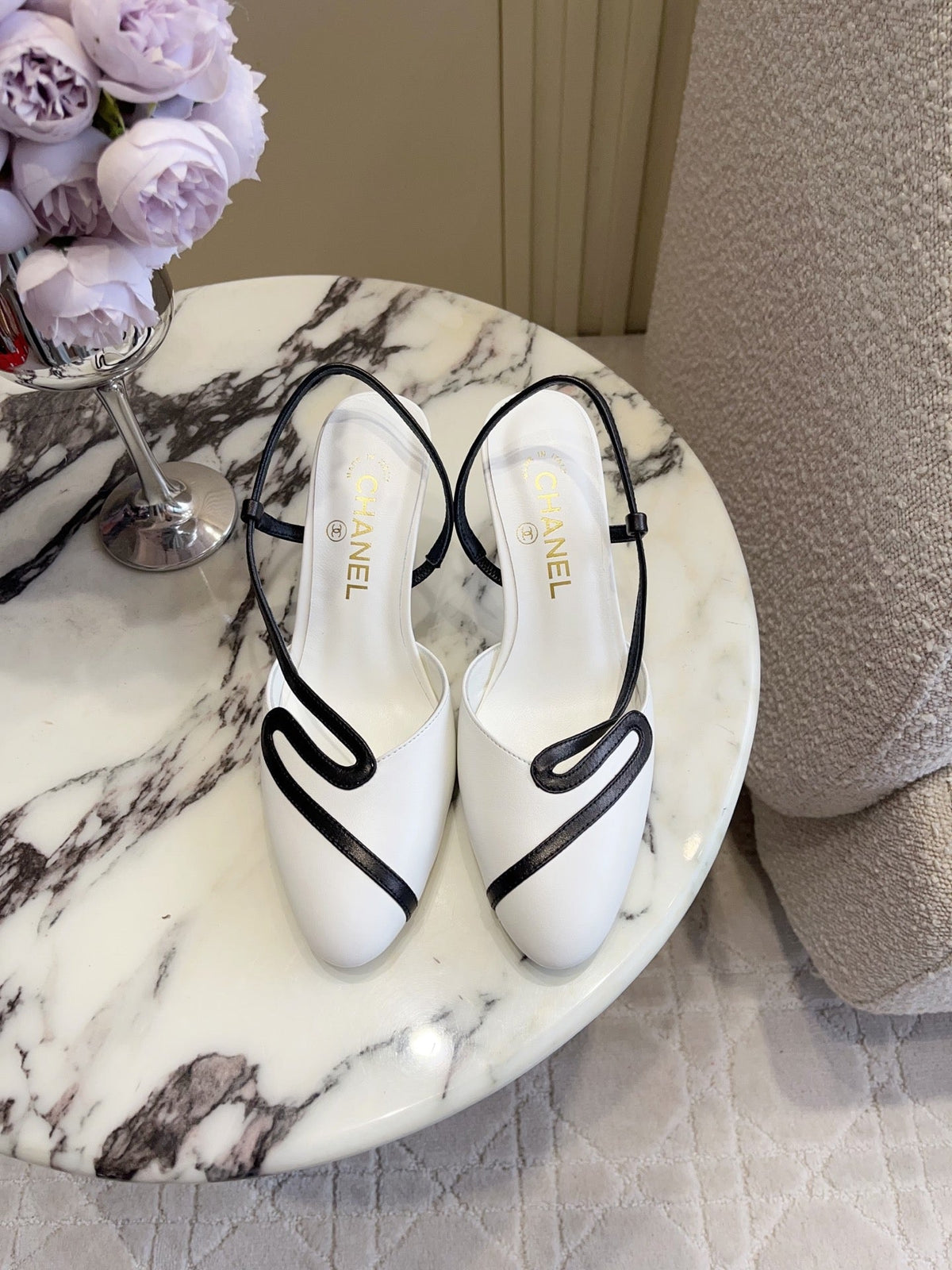 CC Métiers d'art 2026 Slingback 7.5cm White Black Lambskin 808102