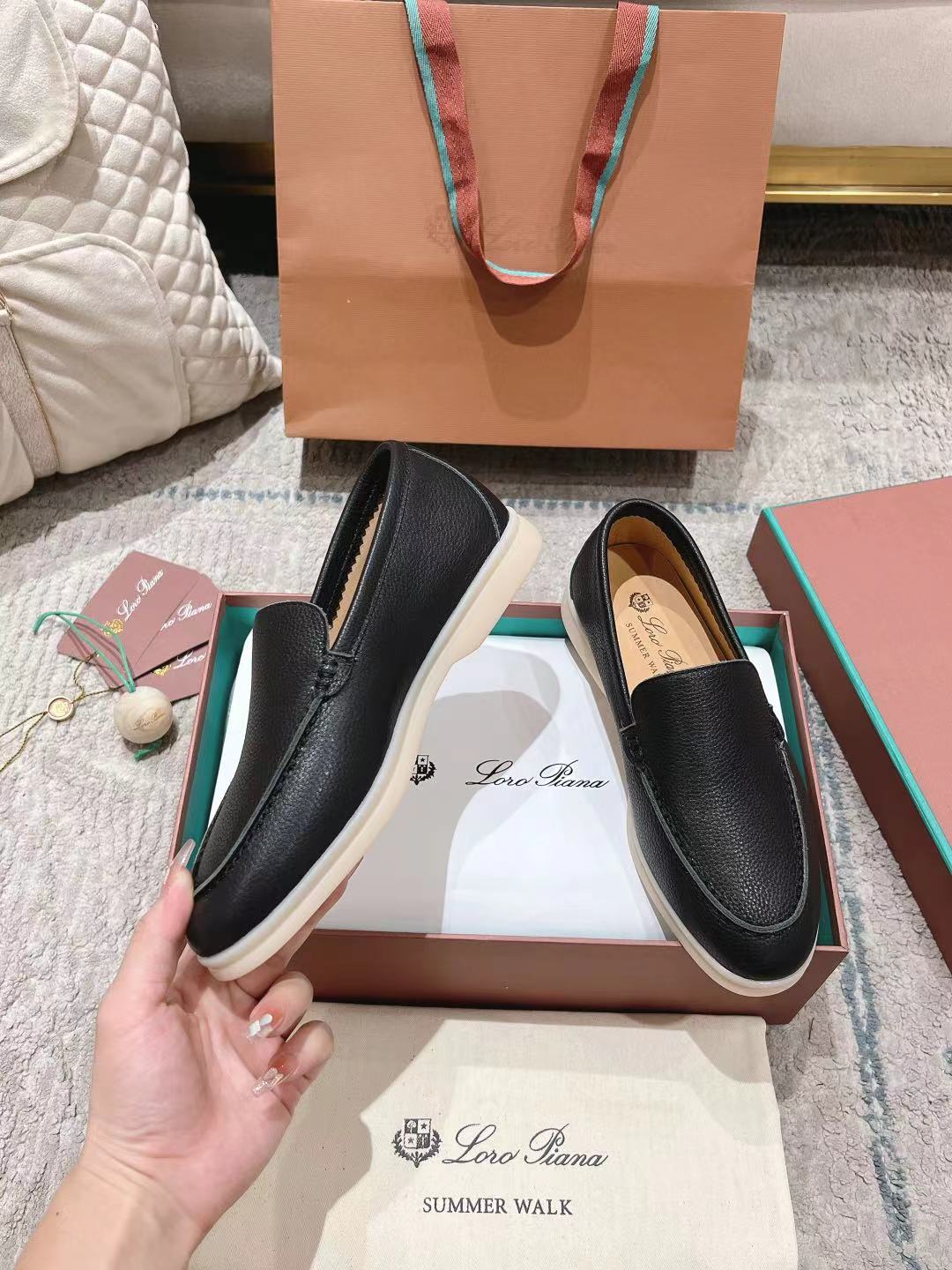 LP Summer Walk Black Grain Leather 664640