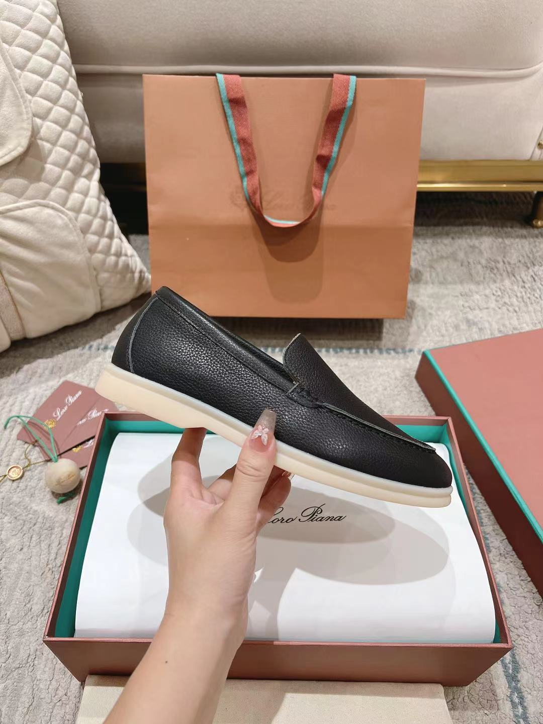 LP Summer Walk Black Grain Leather 664640