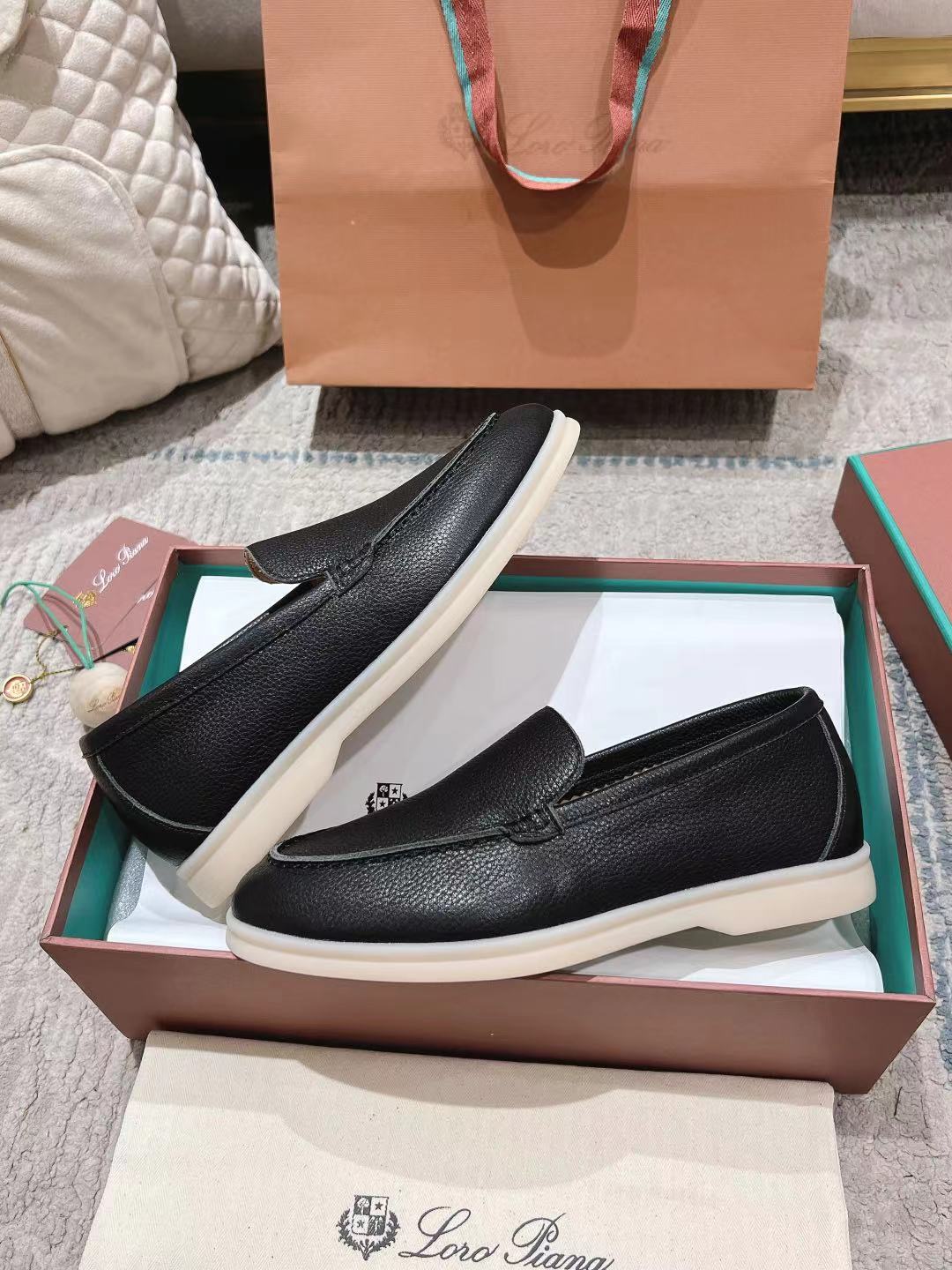 LP Summer Walk Black Grain Leather 664640