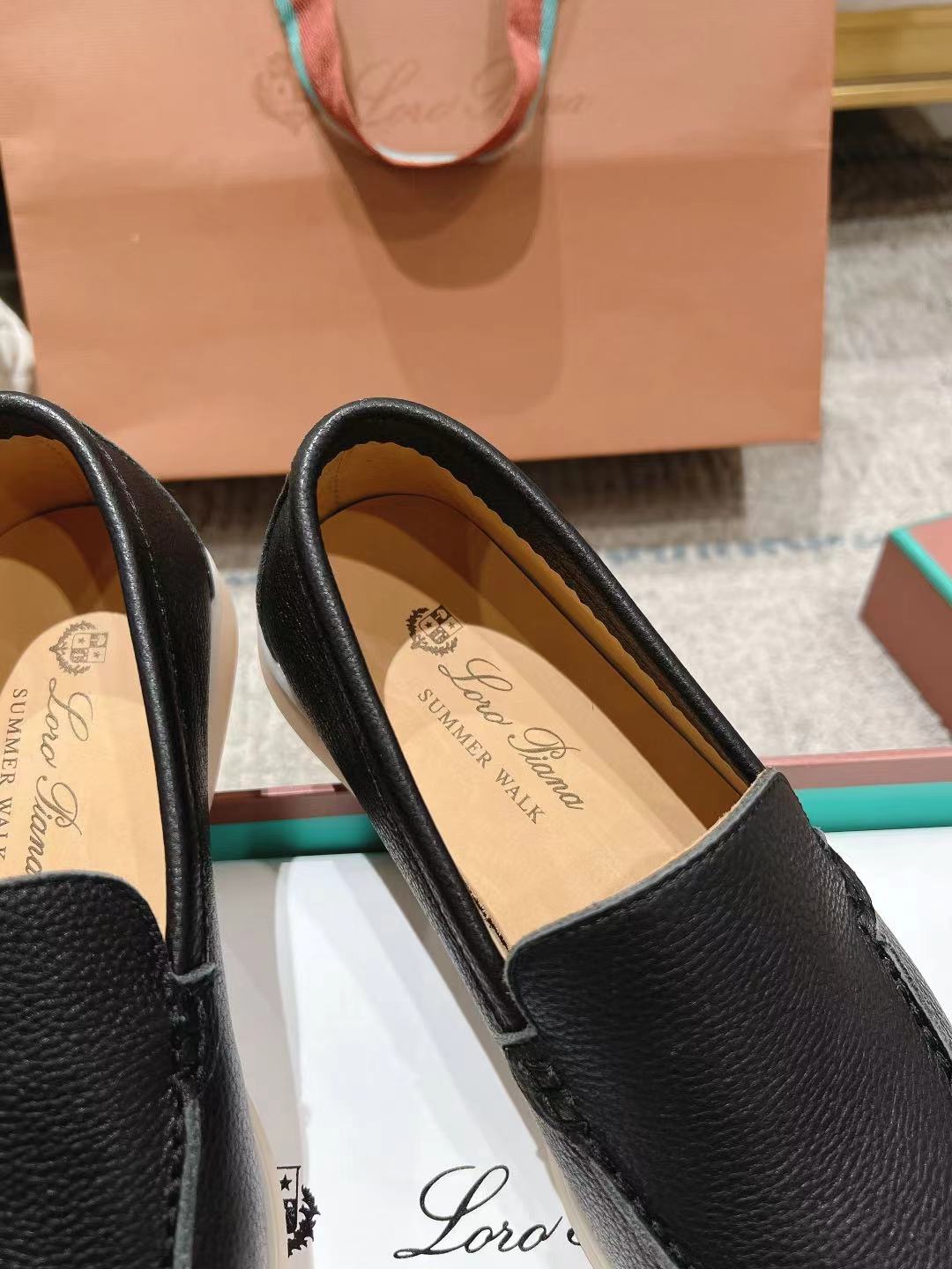 LP Summer Walk Black Grain Leather 664640