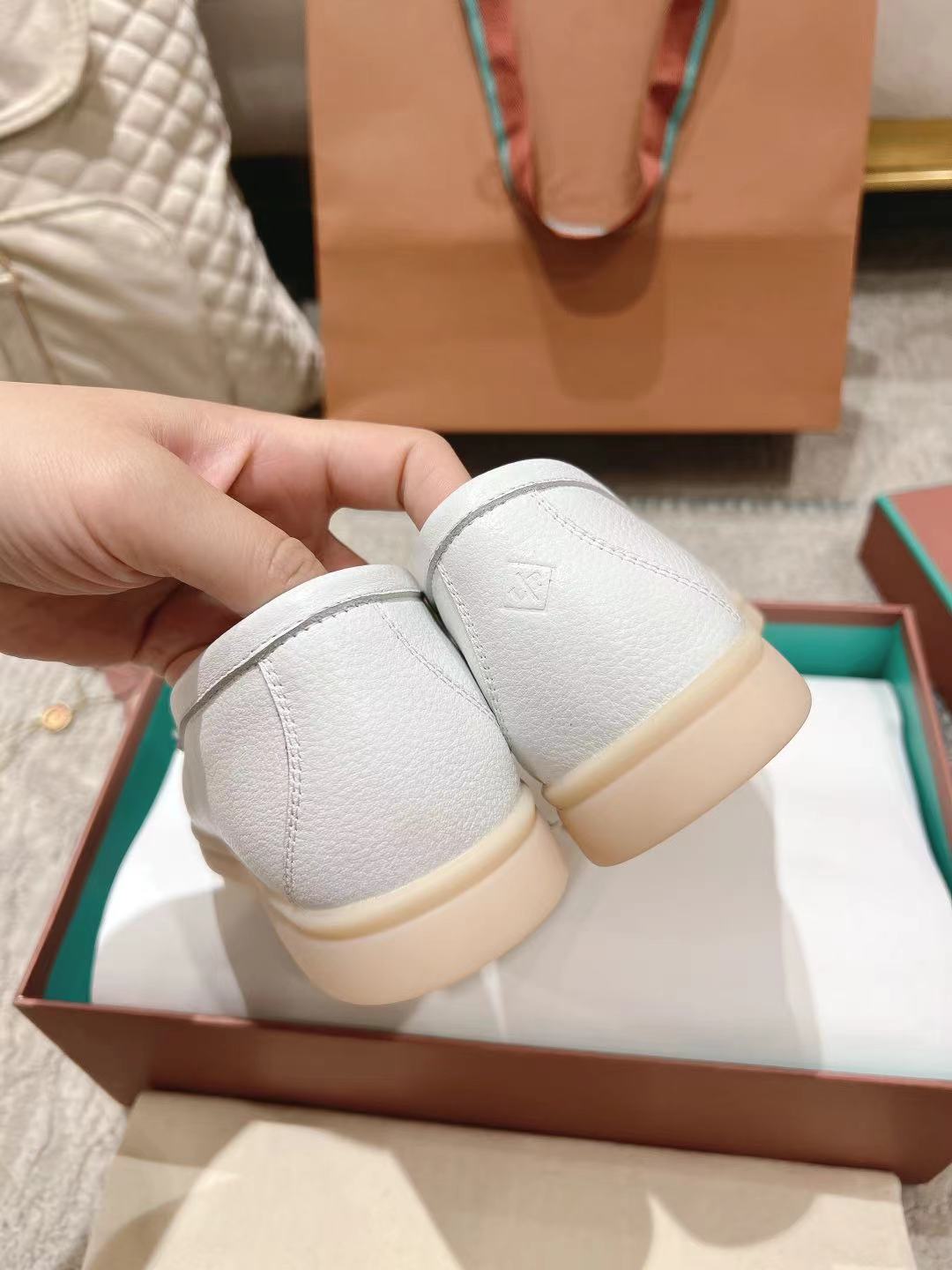 LP Summer Walk White Grain Leather 664639