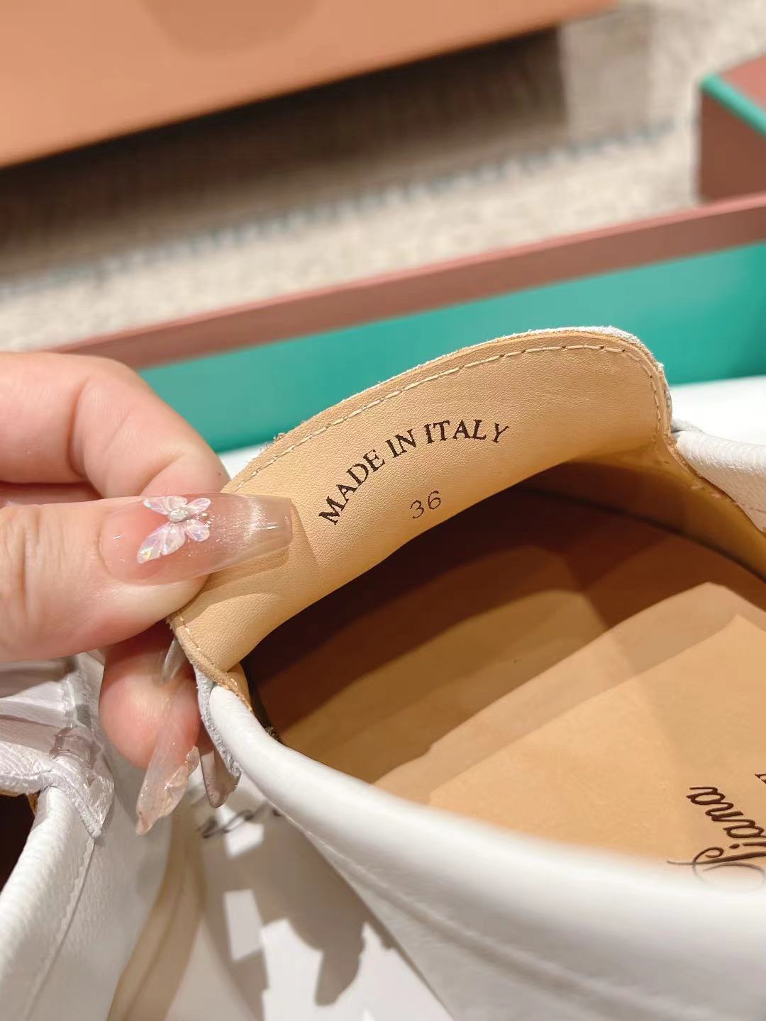 LP Summer Walk White Grain Leather 664639