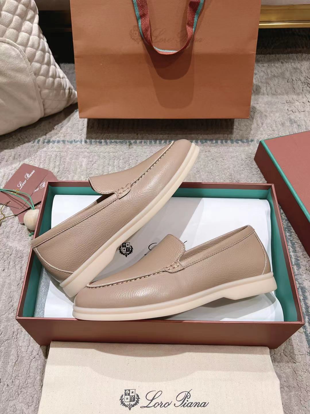LP Summer Walk Taupe Grain Leather 664638